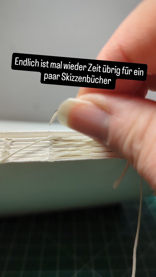 Ich bin schon so lange nicht mehr dazu gekommen ein Skizzenbuch zu binden. Aber jetzt werden es in nächster Zeit ein paar mehr werden. 5-6 Stück werden es wohl. Da ist einiges zu tun.
Habt ihr auch ein selbstgebundes/handgebundenes Skizzenbuch ganz nach Euren Vorstellungen?
#sketchbook #bookbindingprocess #bookbinding #handmadesketchbook #myownartology