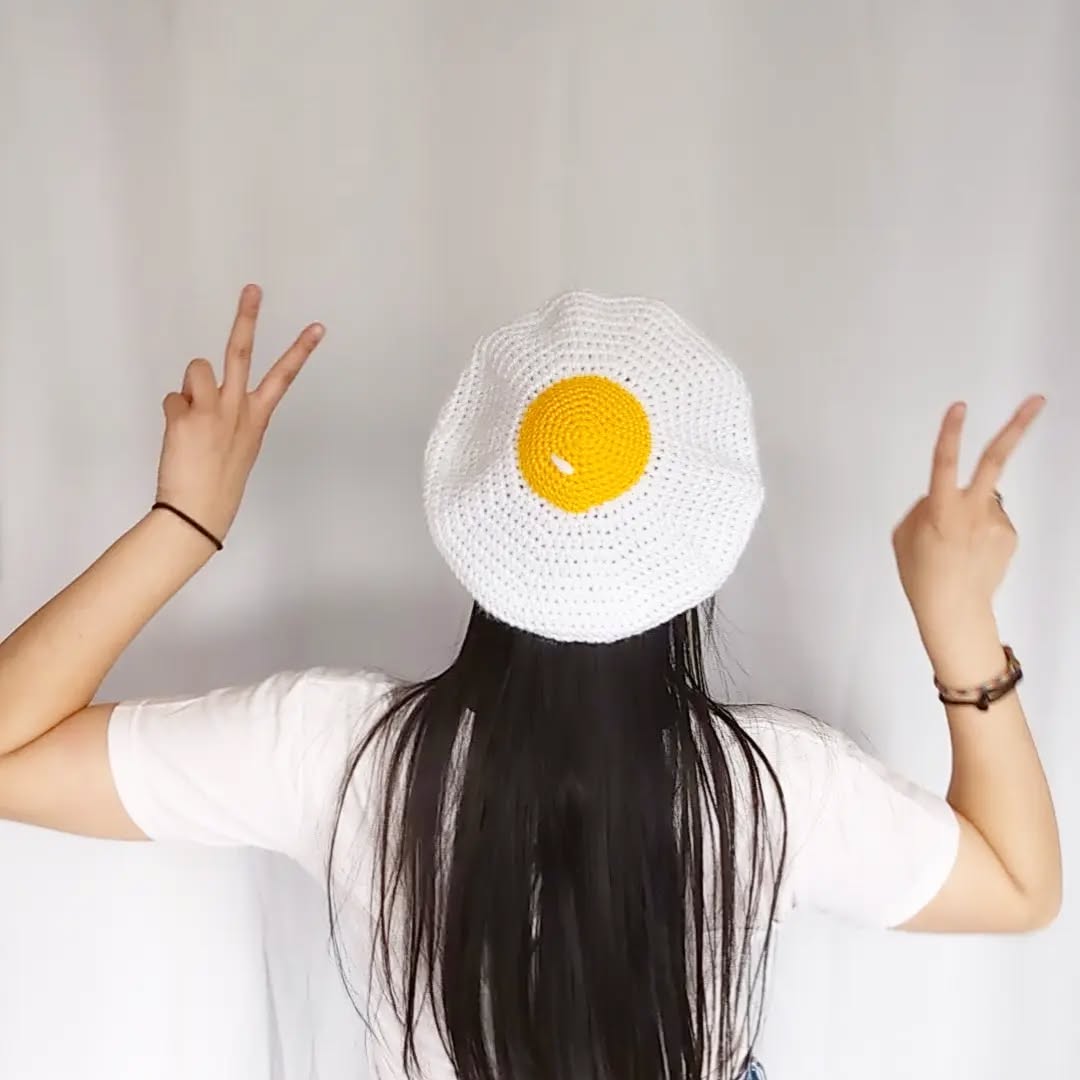 🍳Egg beret is finally available in the shop!! Grab one today ❤️