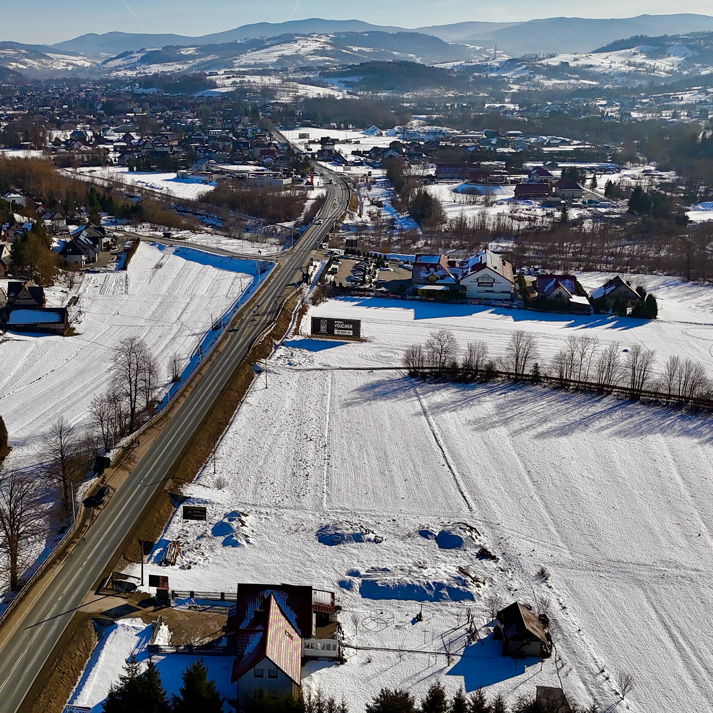 🚨 CENA W DÓŁ – OGROMNA OKAZJA INWESTYCYJNA🔥
Działka mieszkaniowo-usługowa przy ul. Krakowskiej w Mszanie Dolnej – jedna z najlepszych i najbardziej widocznych lokalizacji przy głównej drodze!
💥 Cena spadła z ponad 1 642
000 zł do 999 000 zł!
Takie okazje… zdarzają się naprawdę rzadko. 🔥
Na sprzedaż działka o powierzchni 1826 m² w jednej z najbardziej widocznych i rozwijających się lokalizacji miasta.
📍 Numer działki: 224/2
📏 ok. 32 m szerokości x 57 m długości
🚗 Wykonany zjazd z drogi krajowej
☀ Teren płaski i bardzo dobrze nasłoneczniony
👀 Ul. Krakowska w tym miejscu przebiega prosto, bez ostrych zakrętów, więc działka jest doskonale widoczna już z większej odległości
⚡💧🔥 Wszystkie media: prąd, gaz i woda na działce, kanalizacja znajduje się w drodze głównej.
🏗 Dodatkowy atut: wcześniej opracowany projekt budynku mieszkalno-usługowego (z przewagą części usługowej) z częścią mieszkalną na poddaszu oraz wydane pozwolenie na budowę.
📍 Przeznaczenie MN/Z:
✔ zabudowa mieszkaniowa jednorodzinna
✔ rzemiosło i działalność usługowa
✔ gastronomia / handel
✔ pensjonat / hotel
✔ agroturystyka
Z jednej strony działka sąsiaduje z terenami niezabudowanymi, co daje większą przestrzeń i potencjalną możliwość dalszego rozwoju w przyszłości.
🤝 Zapraszamy do kontaktu. Działki przy ul. Krakowskiej sprzedają się bardzo szybko, ponieważ podaż w tej lokalizacji jest mocno ograniczona.
_________
📍Mszana Dolna, ul. Starowiejska 4C
☎️ tel. 798 370 312
📩 anna@apexkoncept.pl
📲 apexkoncept.pl
#MszanaDolna #Nieruchomosci #DziałkaNaSprzedaż #DziałkaInwestycyjna