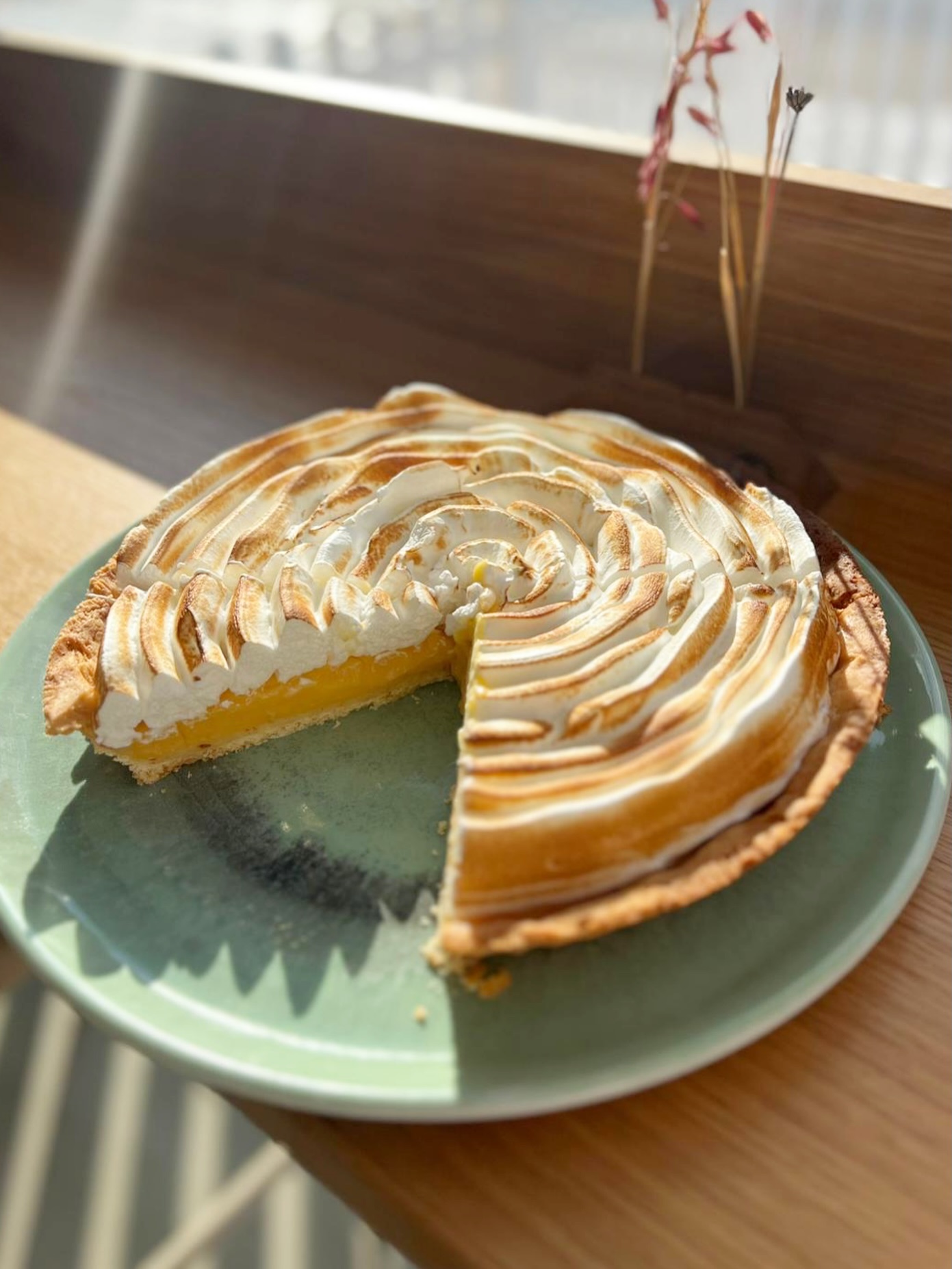 Mit der Lemon Curd Baiser Tarte schmeckt man fast schon den Frühling… wir können es kaum erwarten, die Terrasse und die großen Schiebetüren zu öffnen und in der Sonne zu sitzen! #frühlingserwachen #lemonlovers #brunswig1871 #cafelife #stormarn