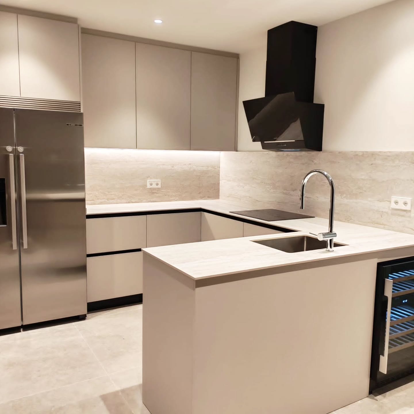 Calidez en cada detalle, negro en el acento perfecto.
Una cocina que equilibra suavidad y carácter. 🖤✨
Proyecto: @livingcocinas
Fabricación: Maderíz
.
#carpinteriaamedida #carpinteriamadrid #carpinteria