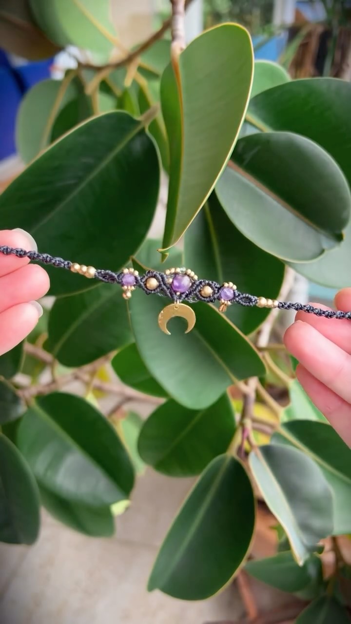 Un peu de douceur 🌸
Tu peux personnaliser le collier Myrris comme tu le souhaites.
En macramé tout peut être personnalisé : les pierres naturelles comme les fils.
#Macrame #bijouxpierresnaturelles #creatricetoulousaine