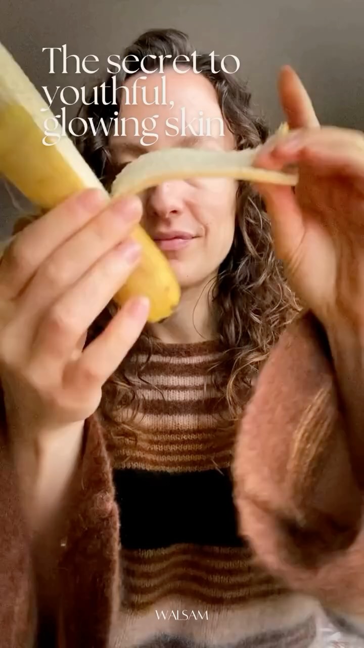 Het geheim van een jeugdige, stralende huid ligt gewoon in jouw keuken 🍌
Door de binnenkant van een bananenschil (biologisch!) over je huid te wrijven geef je je huid op een natuurlijke manier een boost. Het helpt de fijne lijntjes te verminderen, de huid te hydrateren en je te laten stralen.
Bananenschil zit boordevol vitamine C en E om vrije radicalen te bestrijden, kalium om de huid te voeden en luteïne als krachtige antioxidant die helpt beschermen tegen vroegtijdige huidveroudering. Daarnaast bevat het aminozuren die de elasticiteit van de huid ondersteunen.
Een simpele, goedkope, duurzame en 100% natuurlijke skincare hack dus.
Masseer de binnenkant van de schil zachtjes over je huid, laat het 10–15 minuten intrekken en spoel af. Smeer je gezicht in met tallow en hallo instant glow ✨
Wie gaat dit beautygeheim proberen? 👀 (kies wel echt altijd voor biologische bananen)
Tag een vriendin die dit MOET weten 💛
#skingoals #naturalskincareproduct #skinbrightening #skinbooster #naturalskincaretips