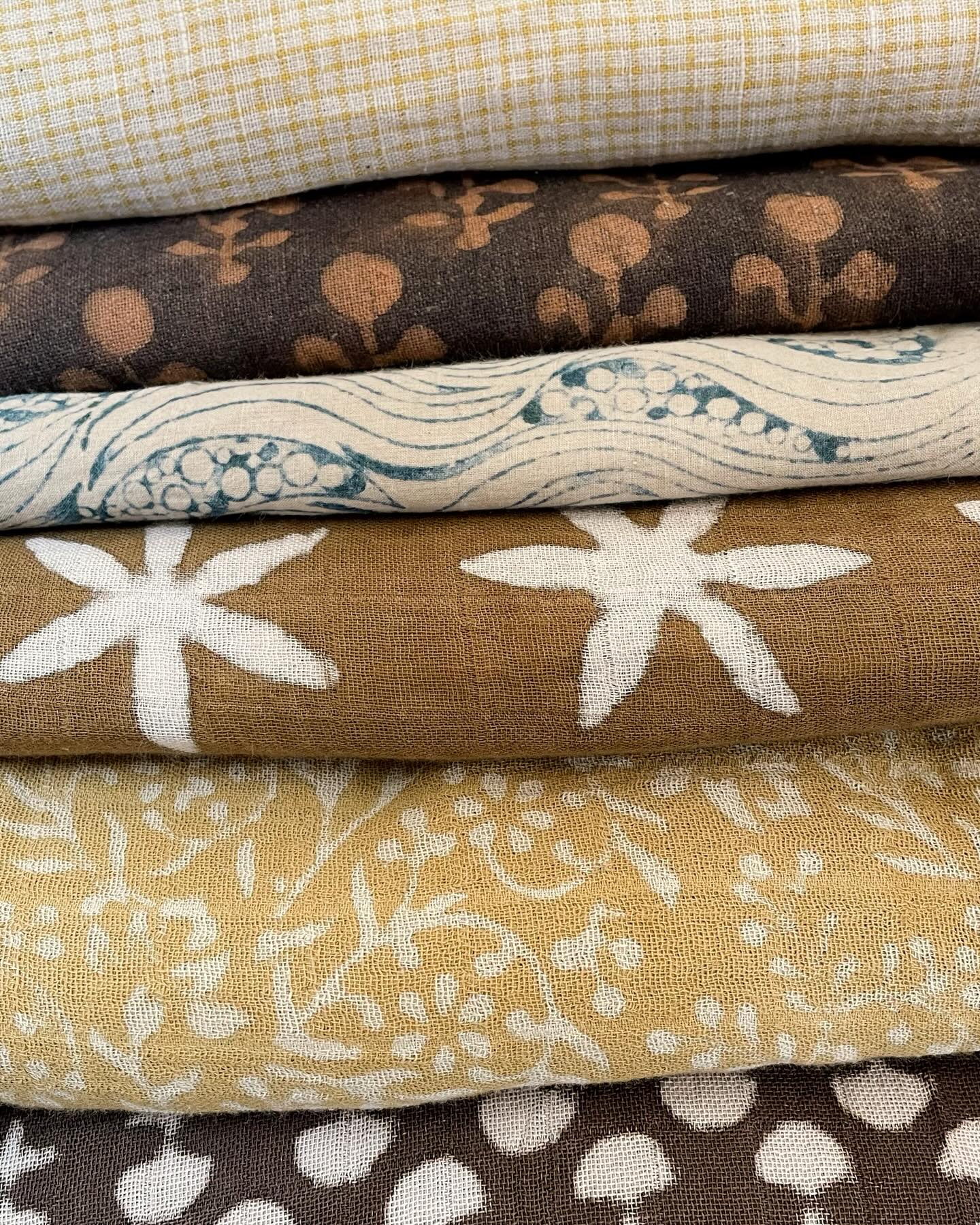 New natural block print fabrics have arrived in the store 🤍
Each fabric is hand-printed with wooden blocks, washed and dried under the Indian sun.
A slow process, rooted in tradition and true craftsmanship.
So special to see these fabrics begin a new life in your creations 🤍
Please keep sharing your makes, I absolutely love seeing what you create.
Soon you’ll also be able to browse the fabric collection online , I’m currently working on a brand new website, @indiasestoffen.nl fully dedicated to fabrics.
I’ll keep you posted as soon as the website is ready!