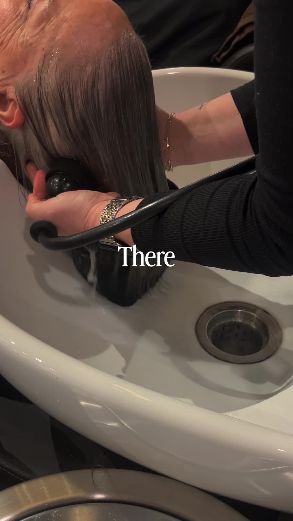 Is this your favorite part of getting your hair done??
•
•
•
#charmariesalon #hairgoals #vahairsalon #hairwashing #blacksburghairstylist