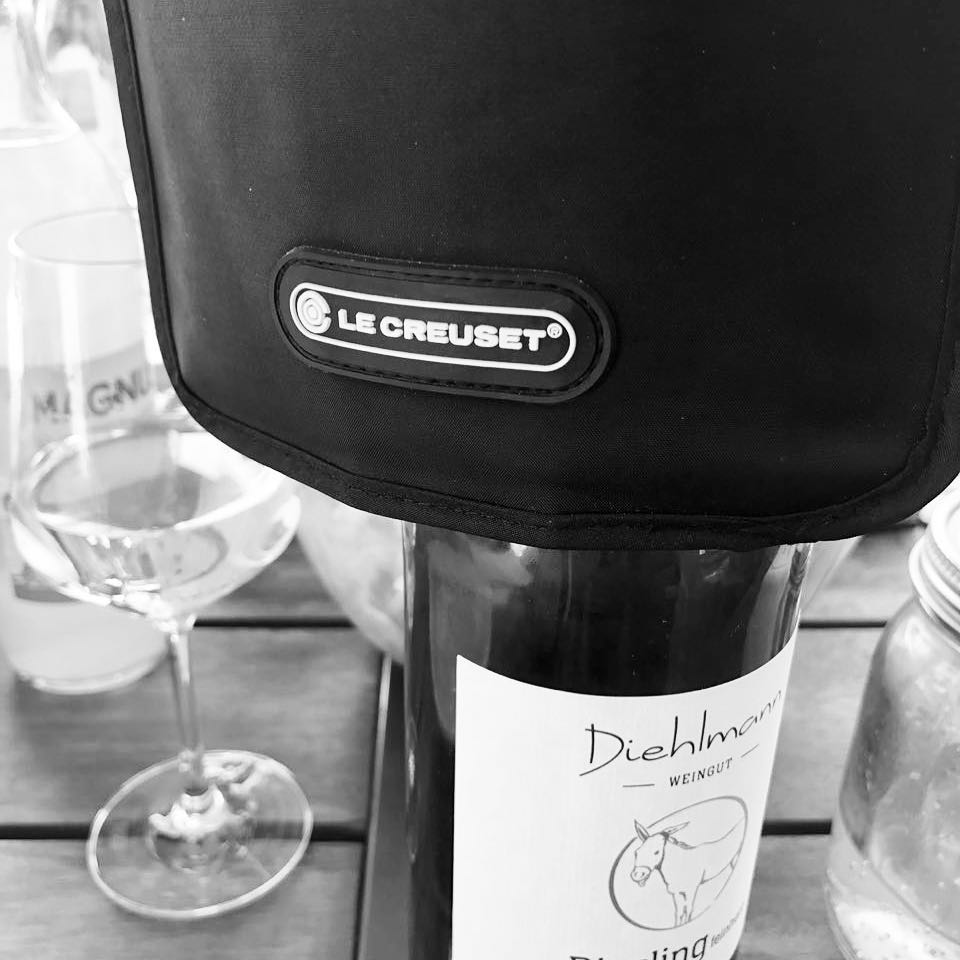 Was ist denn da versteckt unter le creuset? 😃 #wein #le creuset #rieslinglover #riesling #bioweinhandel