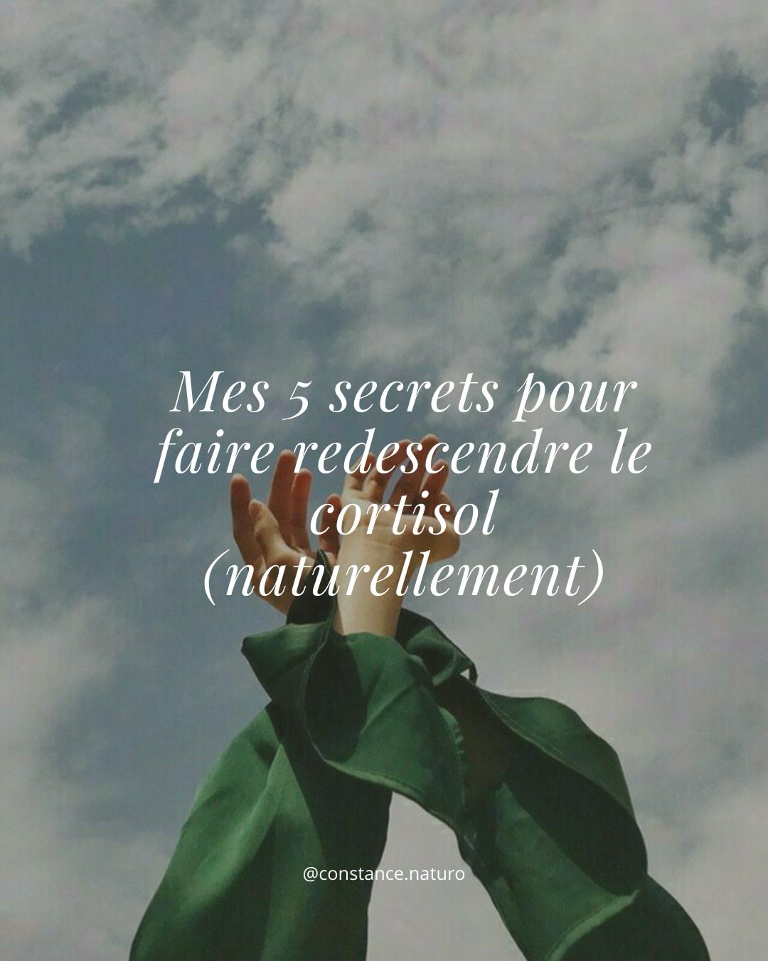 On parle souvent du stress comme d’un “problème mental”.
Mais ton corps, lui, le vit comme une urgence biologique.
Quand le cortisol reste élevé trop longtemps, ce n’est pas juste ton humeur qui change.
Ce sont aussi :
– ton cycle qui devient irrégulier
– ta progestérone qui chute
– ton sommeil qui se fragilise
– tes fringales qui augmentent
– ton énergie qui s’effondre
Et non, ce n’est pas un manque de volonté.
C’est un système nerveux qui ne se sent plus en sécurité.
Ici , je te partage 5 leviers simples et scientifiquement soutenus pour aider ton corps à redescendre :
🌿 Respirer lentement et profondément pour activer le nerf vague
🌞 T’exposer à la lumière du matin pour recalibrer ton cortisol
🚶♀️ Bouger doucement pour décharger l’excès de stress
🌙 Dormir pour casser le cercle vicieux
🤍 Rire, créer du lien, te sentir en sécurité (oui, les câlins comptent comme thérapie)
La régulation hormonale ne commence pas dans la restriction. Elle commence dans la sécurité.
Et parfois, ça veut juste dire : ralentir un peu au lieu d’en faire plus.
Si tu sens que ton stress impacte ton cycle, ton énergie ou ton sommeil, commente CORTISOL ou écris-moi en DM.
Je t’envoie ma routine complète pour aider ton système nerveux à souffler.
Parce que ton corps n’est pas ton ennemi. Il essaie juste de te protéger.
