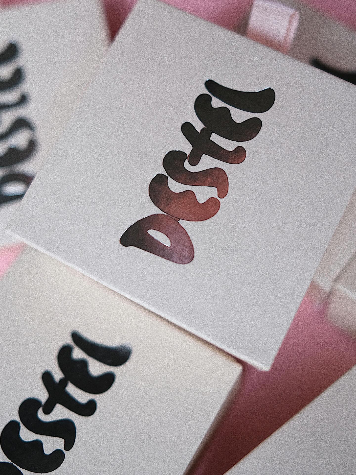 Ok… descansamos.
Sí. Nos fuimos tantito.
Pero ya regresamos 😌💅✨
DESTEL está oficialmente back.
Nuestras piezas hermosas de stock están listas para ser adoptadas (sí, adoptadas, porque una joya también te elige).
Puedes comprarlas directo desde nuestra página web, fácil, rápido y sin drama.
Hacemos envíos nacionales e internacionales, porque el brillo no tiene fronteras ✈️✨
Gracias por esperarnos.
Volvimos más brillantes, más intencionales y más Destel que nunca 🤍