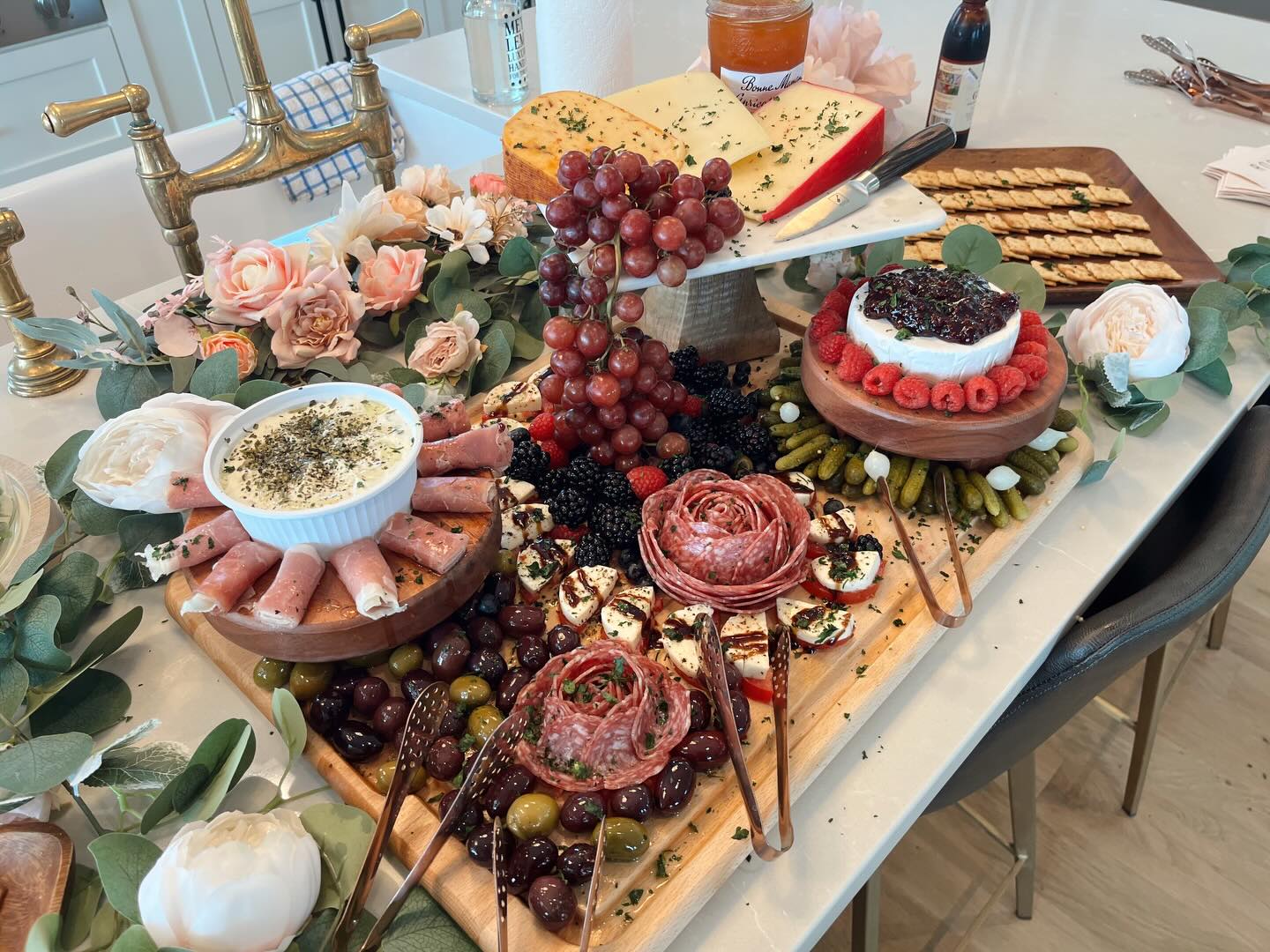 Today’s warmer weather has us dreaming about summer nights and this charcuterie board, courtesy of @reesevillapersonalchefservices 😍🍷🧀🍇