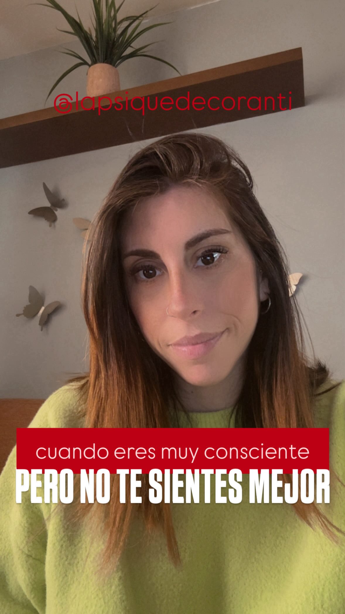 La sobreintelectualización es un mecanismo de defensa que consiste en abordar lo que nos ocurre desde el pensamiento, el análisis y la explicación, dejando en segundo plano (o directamente fuera) la experiencia emocional. No es simplemente “pensar mucho”, sino utilizar la mente como principal vía de gestión del malestar.
En terapia lo vemos con frecuencia: personas que comprenden perfectamente su historia, que pueden explicar de dónde viene su patrón, que identifican sus heridas y que incluso manejan conceptos psicológicos con soltura. Entienden el porqué de sus reacciones, saben qué deberían hacer distinto, pueden analizar una situación con enorme claridad… pero no se sienten mejor.
La mente ofrece estructura, coherencia y sensación de control. Pensar organiza. Analizar reduce la incertidumbre. Poner palabras puede dar la impresión de haber resuelto algo. Sin embargo, comprender no siempre implica haber integrado. Cuando la experiencia emocional no tiene espacio para sentirse, atravesarse y regularse en vínculo, el conocimiento se queda en la superficie.
La sobreintelectualización suele aparecer como protección frente a emociones que en algún momento resultaron demasiado intensas o inseguras de expresar. Pensar es más seguro que sentir. Analizar es menos vulnerable que contactar con la tristeza, la rabia o el miedo. El problema no es usar la mente (de hecho, es una capacidad valiosa) sino que se convierta en la única puerta de entrada a la experiencia.
Ahí es donde surge esa sensación tan habitual: “me sé la teoría, pero ¿qué hago con esto?”. Y muchas veces la pregunta no apunta a hacer más, sino a permitir sentir más (de forma acompañada y regulada) para que lo comprendido pueda asentarse emocionalmente.
Integrar implica que lo mental y lo emocional dialoguen. Que lo que se entiende también pueda experimentarse en el cuerpo. Porque hay procesos que no se transforman únicamente a través del análisis, sino cuando la emoción encuentra espacio seguro para existir.
