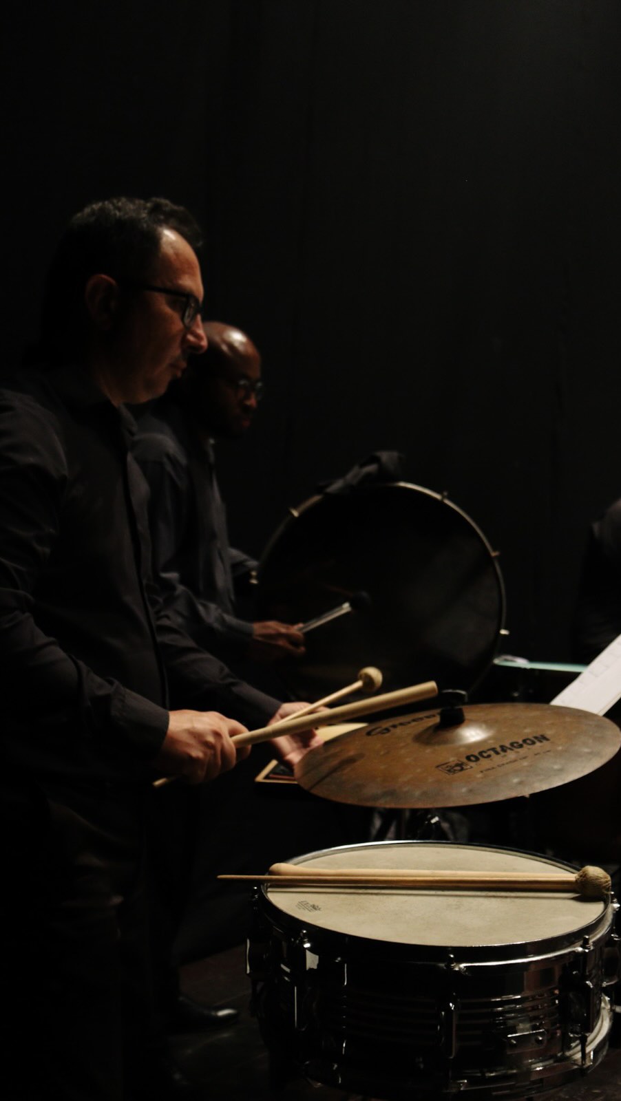 Um pedacinho do que estamos preparando para o concerto “Brasilidades” 🇧🇷🎶
Nos ensaios, cada detalhe ganha forma: ritmos, cores e sonoridades que traduzem a riqueza da música brasileira. É nesse processo que a energia da obra começa a pulsar, e mal podemos esperar para compartilhar tudo isso ao vivo com vocês.
Nos vemos no palco.
🗓️ 26/02, às 20h30
📍 Teatro Vitória
🎟️ Entrada Gratuita
#OSLI2026