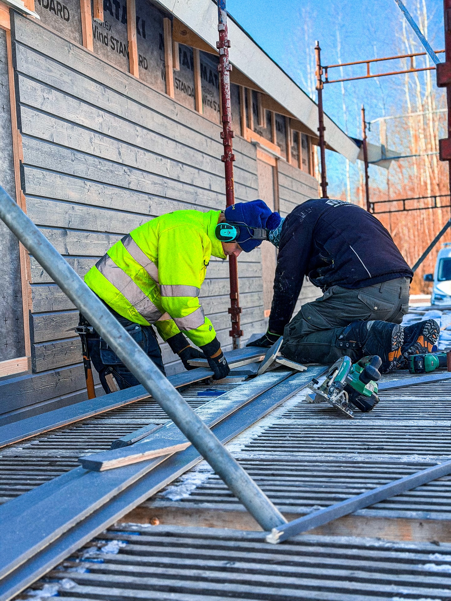 Brädfodra garage med strålande vintersol i ryggen är inte fel ☀️🔨
#NybeByggentreprenad • #FamiljeföretagSedan1964