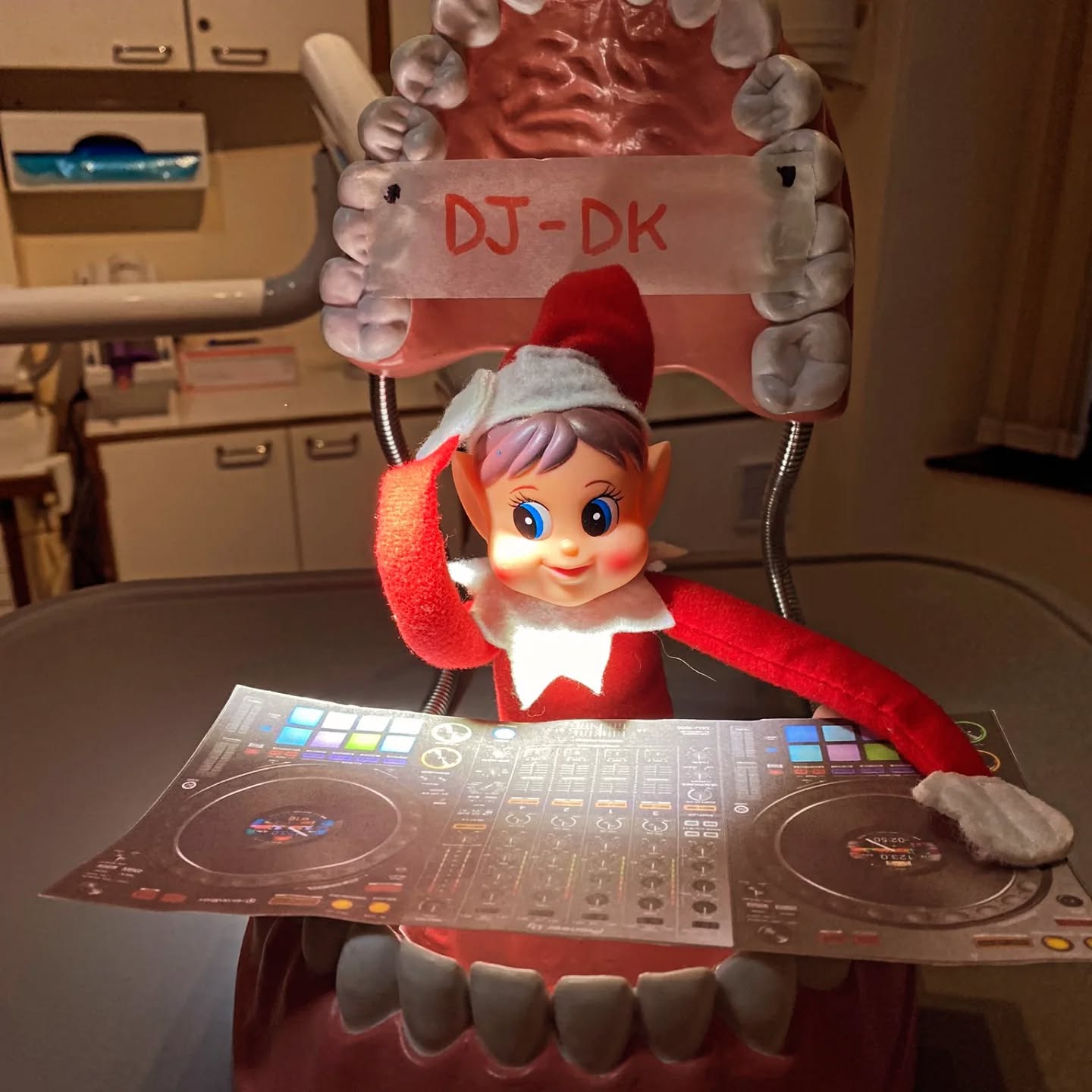 Christmas party night ✨️🎉
DJ-DK 😉 IN DA MOUTH 🎧🎛 (A.K.A. Floss)