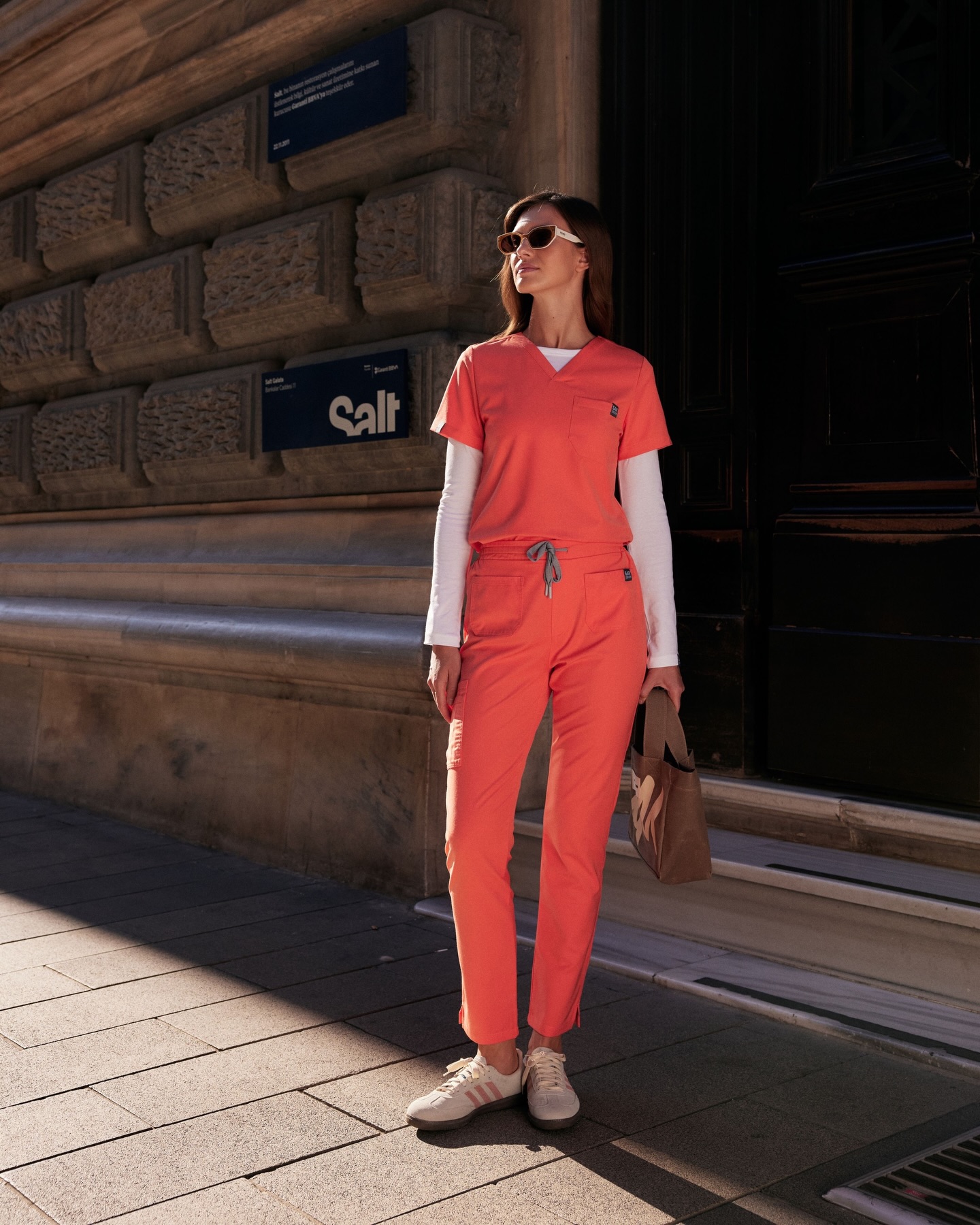 Koşturmalı nöbetler, uzun saatler, hiç bitmeyen tempo…
Ama kendini iyi hissetmek de en az hastaların kadar önemli 💛
Living Coral Genom takım; hafif, rahat ve enerjini yansıtan bir dokunuş.
Çünkü sen iyi hissedersen, her şey daha iyi gider.
Bugün kaçıncı kahveni içtin? ☕️😅
#scrubs #scrubslife #saruniform #doktor #hemsire