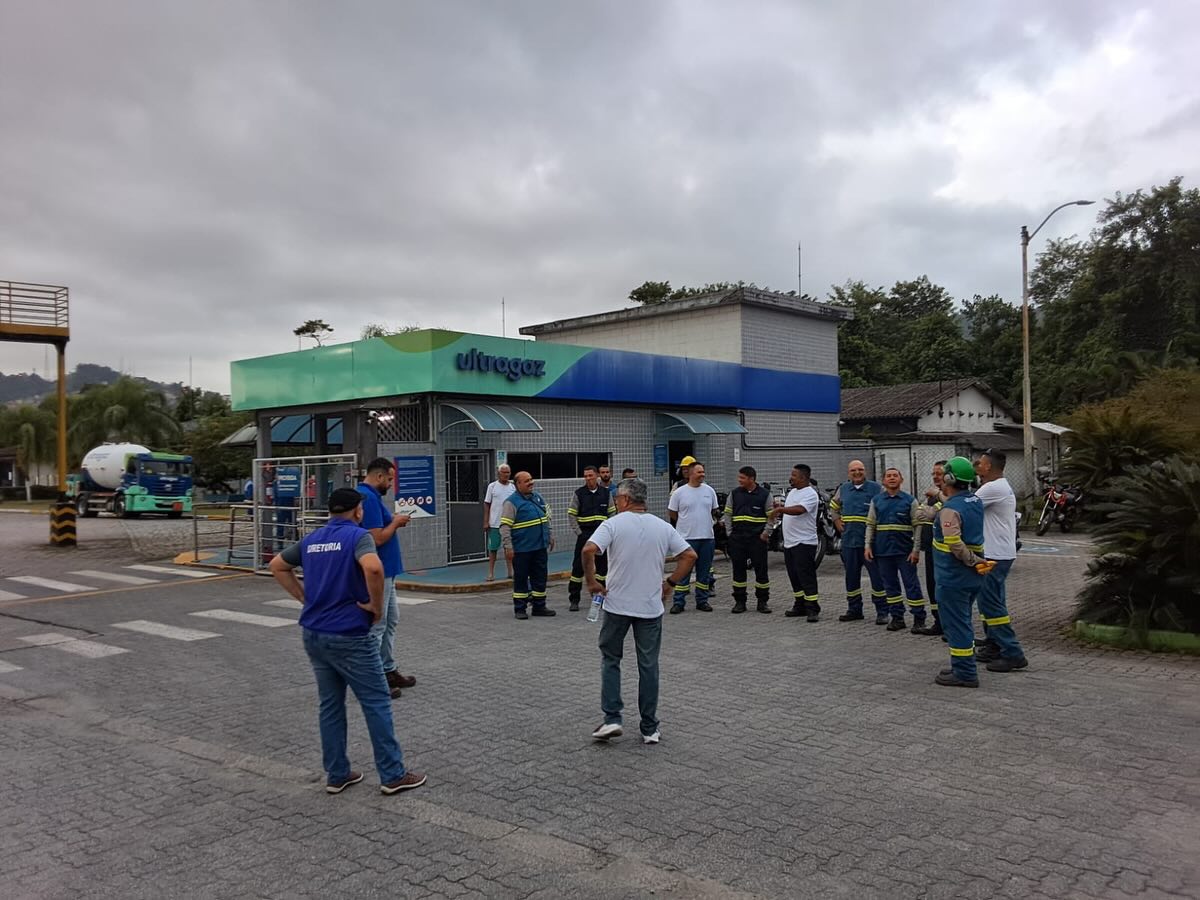 Nesta quinta-feira, 19 de fevereiro de 2026, diretores do Sindminérios Santos estiveram na unidade da Cia. Ultragaz, no bairro da Alemoa, em Santos.
A diretoria levou atualizações sobre dois assuntos que vêm gerando insatisfação e muita indignação entre os trabalhadores.
Desde que a empresa, de forma unilateral, alterou o sistema de acomodação em caso de internação hospitalar substituindo leitos de enfermaria por apartamento e excluiu trabalhadores e familiares dessa extensão, um clima de grande tensão vem se instaurando.
Hoje, os trabalhadores enviaram um recado claro:
“Ou reconhecem nossos valores ou vamos incomodar.”