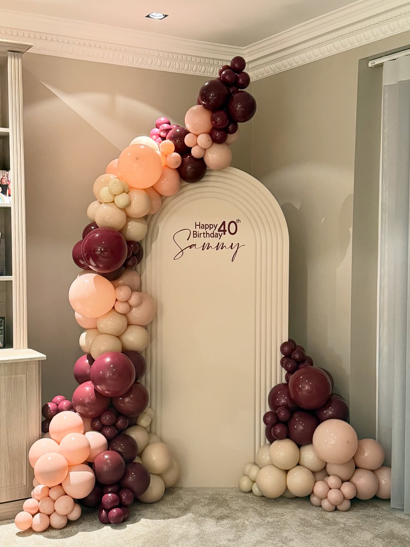 ✨ F O R T Y ✨
Sammy’s 40th Birthday Decor..🏹💕♥️
A beautiful display we created for our clients wife to wake up on her special birthday morning to see, along with all her amazing presents to open😍.. how magical✨
Colour Combo⬇️
- Burgundy, Blush Pink and White Sand
@kalisanballoons @kalisanuk
#40thbirthday #balloondecoration #balloons #partydecor #essexballoons
@balloonmarket.uk @theeventcollectivex @make_a_wish_ua @ohwowparties @inspopartydecor @haydenseventsolutions @shimmerandconfetti @kalisanuk @kalisanballoons @sempertexeurope @sempertex @proballoonshop @findmyeventplanner