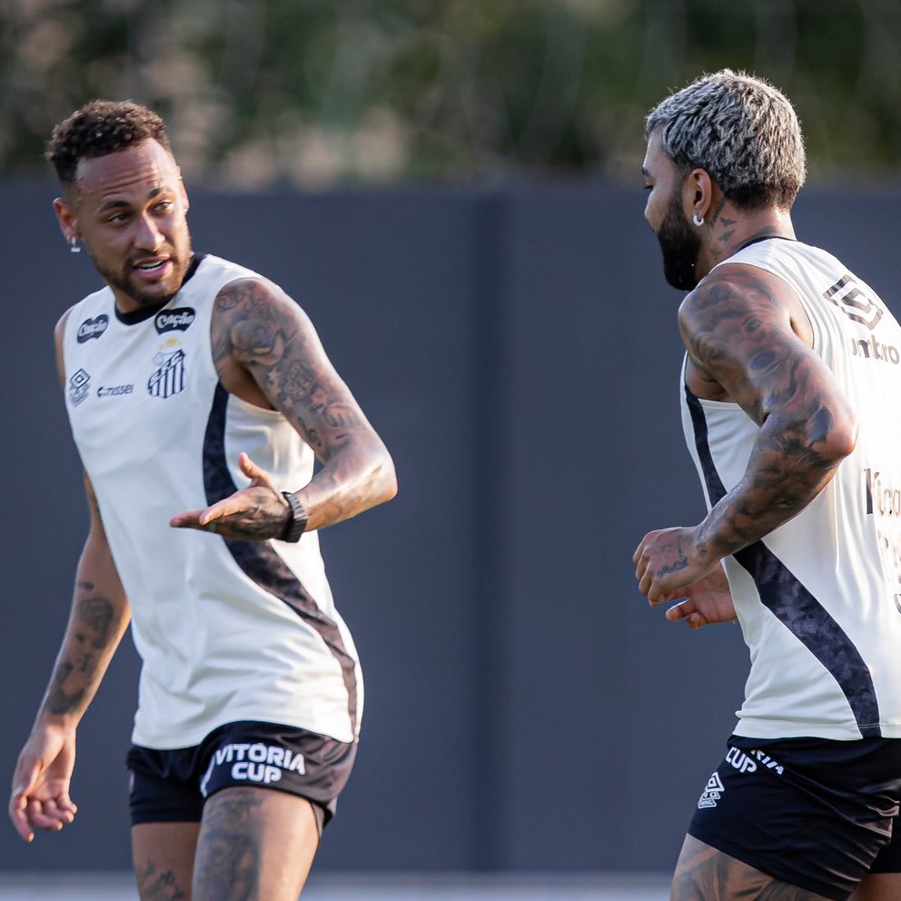 NEYMAR E GABIGOL VÊM AÍ
O Novorizontino abriu a venda de ingressos para o confronto contra o Santos, pelas quartas de final do Paulistão, marcado para domingo (22), às 16h, no Estádio Jorge Ismael de Biasi, em Novo Horizonte.
Os dois principais nomes do time santista, Neymar e Gabigol, devem estar em campo no duelo decisivo que vale vaga na semifinal.
A comercialização já está disponível pela internet. Em Novo Horizonte, os torcedores também podem comprar os bilhetes presencialmente na Loja Sport Billy, no centro da cidade.
A expectativa é de casa cheia para a partida. 📸 Raul Barreto/ Santos FC . Mais informações no Portal Guilherme Baffi