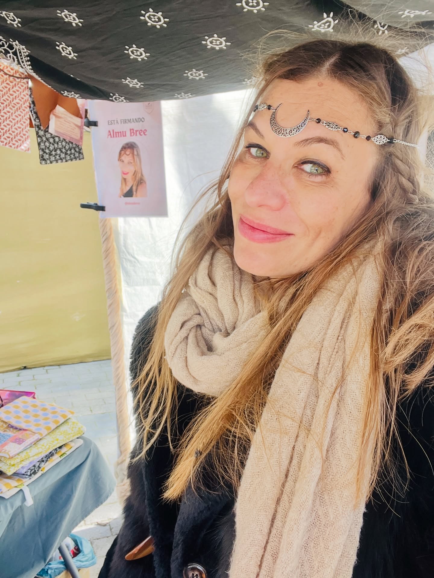 🤔 ¿Dónde estás?
En Las Bodas de Isabel de Segura, en Teruel, Fuente Torán.
🤔 ¿Hasta cuándo?
Hasta el domingo por la tarde.
🤔 ¿Hace mucho frío?
Ya no 😅🤞🏻.
🤔 ¿Tienes voz?
Ni un poquito, me he quedado afónica. 🤐
🤔 ¿Podrás dedicarme tu poemario?
Of course, baby. 😉