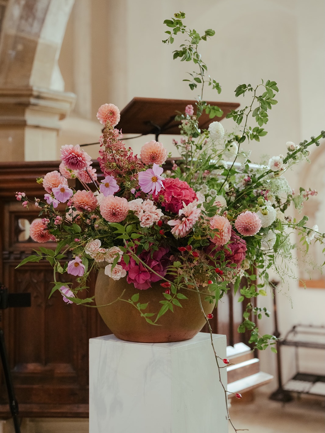 I will never tire of filling large stone pots with the best seasonal blooms. Dahlia, Cosmos, Hydrangea, Jasmine and Rose hips just to name a few. For @written_byemily at @voewood ✨
📷 - @ginamanning_photography
Norfolk wedding
Wedding flowers
Seasonal flowers
Norfolk florist
Voewood
Norfolk wedding venue