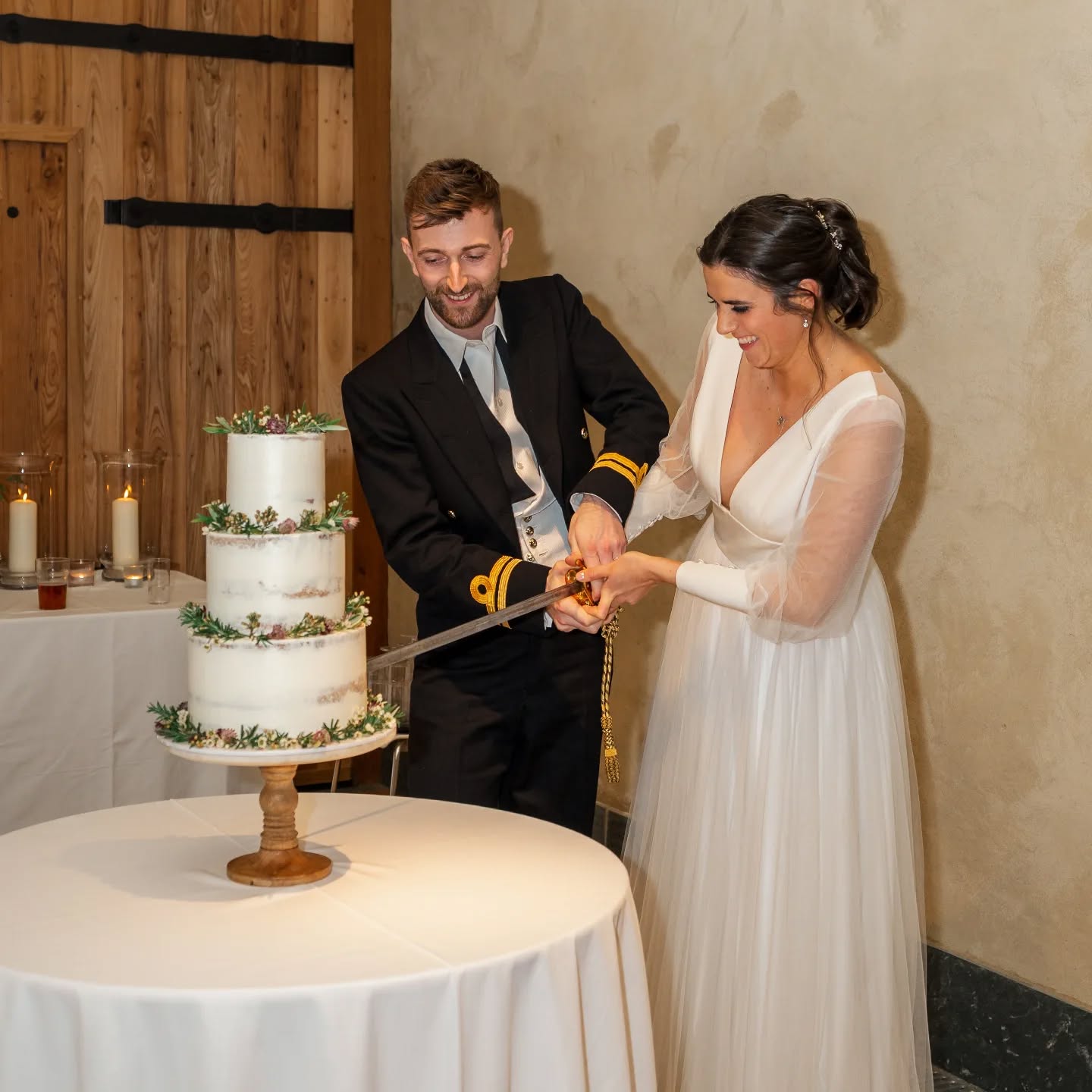 The loveliest start to the year ✨
Megan & Luca cutting their cake at The Great Barn last weekend — a soft, natural design finished with delicate flowers, and the most iconic sword cut.
"Hi Nicole,
The cake was absolutely scrumptious! Thank you so much! We tucked into the leftovers last night and it was still utterly delicious. Everything about it was beautiful 🤍 thank you so much for all your hard work!
Megan & Luca "
@thegreatbarndevon
@justjamesweddings
@fromthewildflorist
@nicolaredman.makeup
@sassiholfordbridal
#thegreatbarnweddings #thegreatbarn #seminakedcake #rusticweddingcake