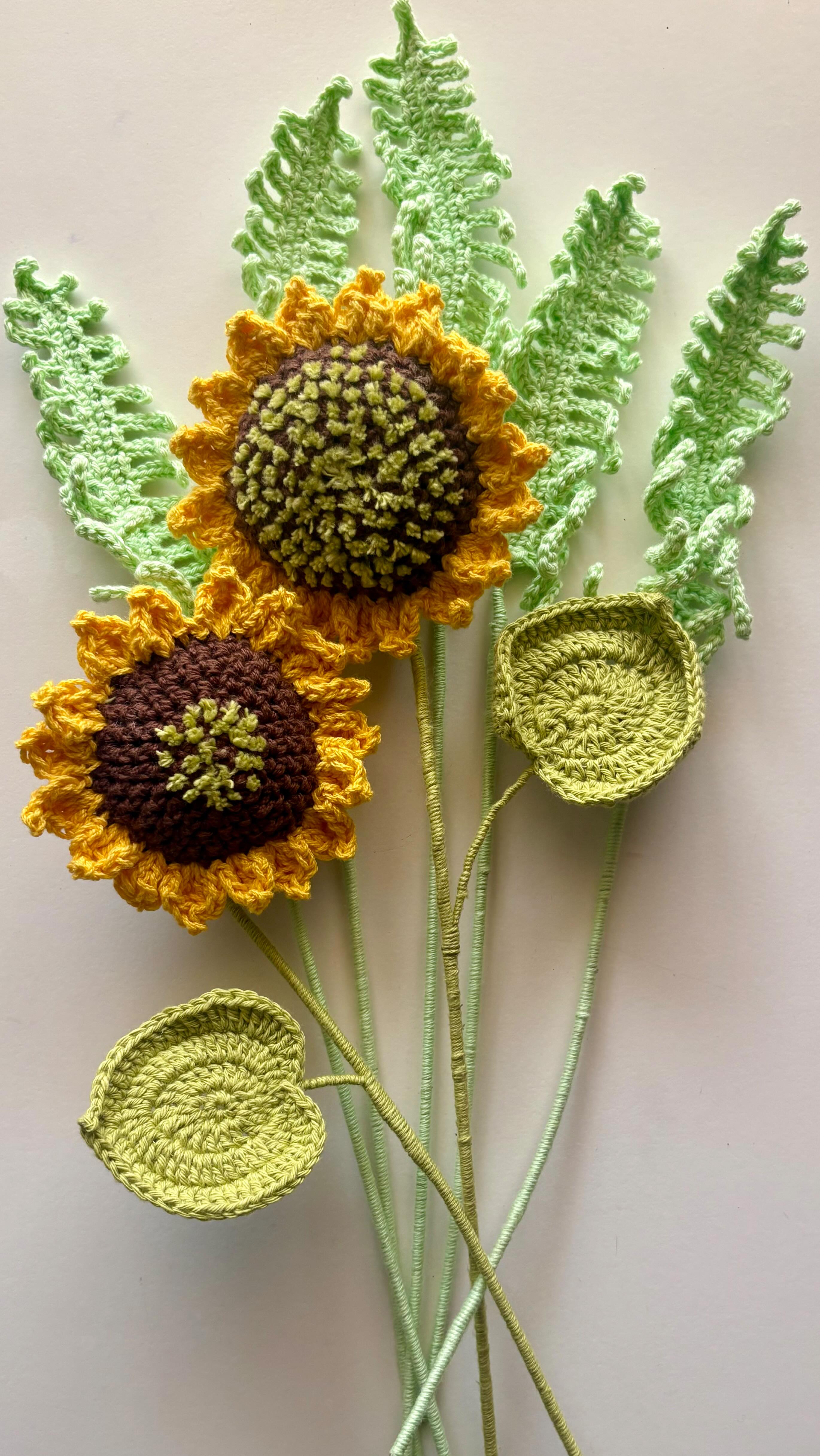 Each petal is shaped while joining the layers, then the flower is filled, the stem is secured inside, and only after that the remaining petals are closed to lock everything in place.
It’s slow, detailed… and very satisfying to watch.
Want to learn more in crochet?
#crochet
#crochetsunflower
#crochet-decor
#crochet-teacher
#crochetflower