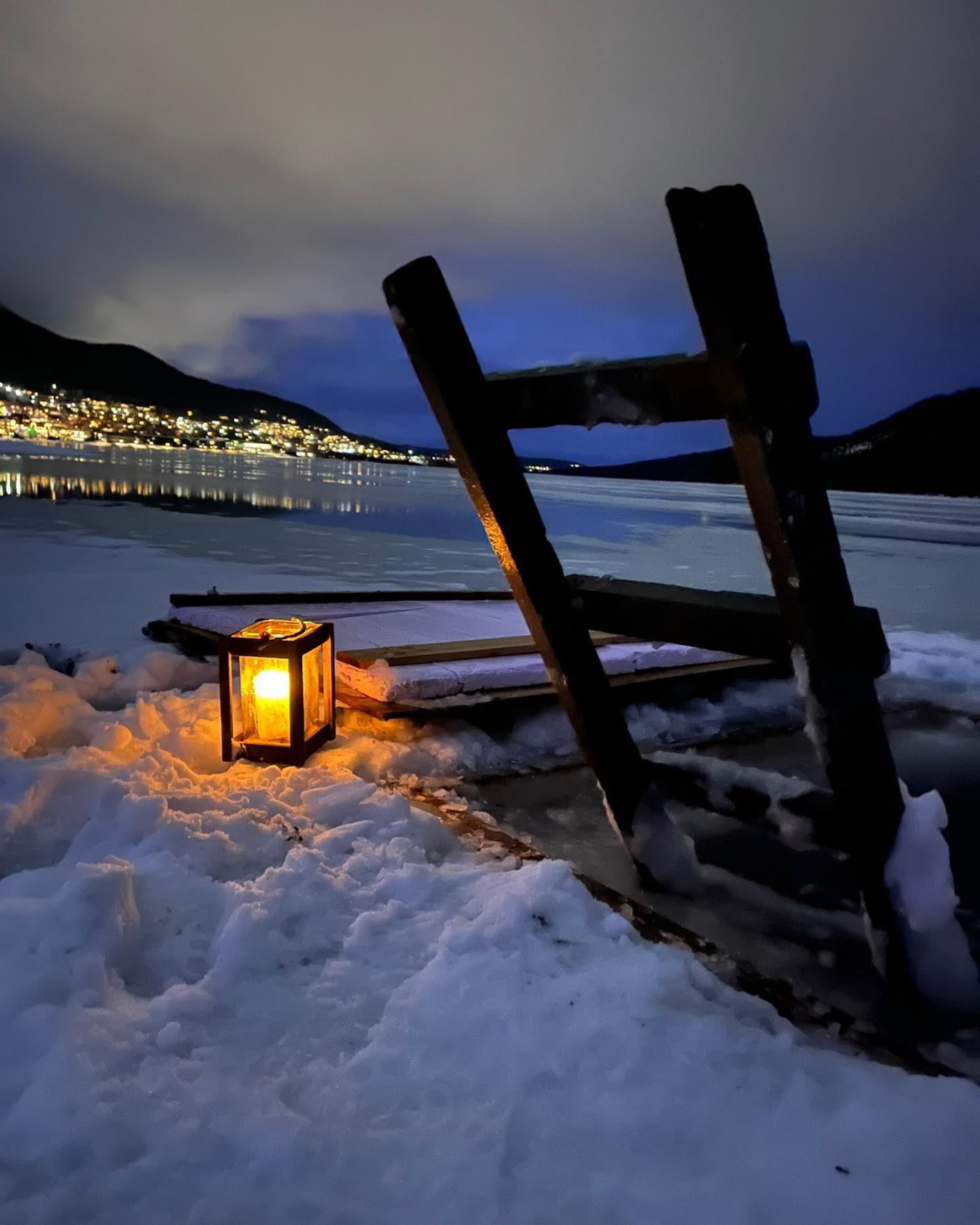 Naturens fjällvatten
Helande kraft- Yoga, Kallbad och bastu.
Ritualen börjar med vinteryoga, andning och rörelse- som vidgar dina kärl, ökar din flexibilitet, sinne och kropp. Sen kommer momentet - gå ner i isvaken och bemästrar kylan tillsammans med den kraft naturen har gett oss.
Belöningen - att värmer vi upp oss en vedeldad bastu.
Metoden är inspirerad av: @iceman_hof Wim Hof
Plats: ”kurort Åre”-Nedanför nationalarenan/wm8 -över rälsen och in till höger.
Pris:
Yoga kallbad och bastu 2h
2000kr för 4 personer därefter tillkommer 350 kr per person
Pris:
Kallbad och bastu 2h
1500 kr för 4 personer därefter tillkommer 350 kr per person
Anmälan: info@yogawithfia.com
Hyra
Badrockar 100kr/ st
Badskor 50 kr/ st
Swish: 123 351 41 22
Bankgiro: 659-8940
Välkomna önskar @yogawithfia
#wimhof #kallbad #åresweden #destinationåre #kallbad #basuiåre #bastu #vedeldadbastu
