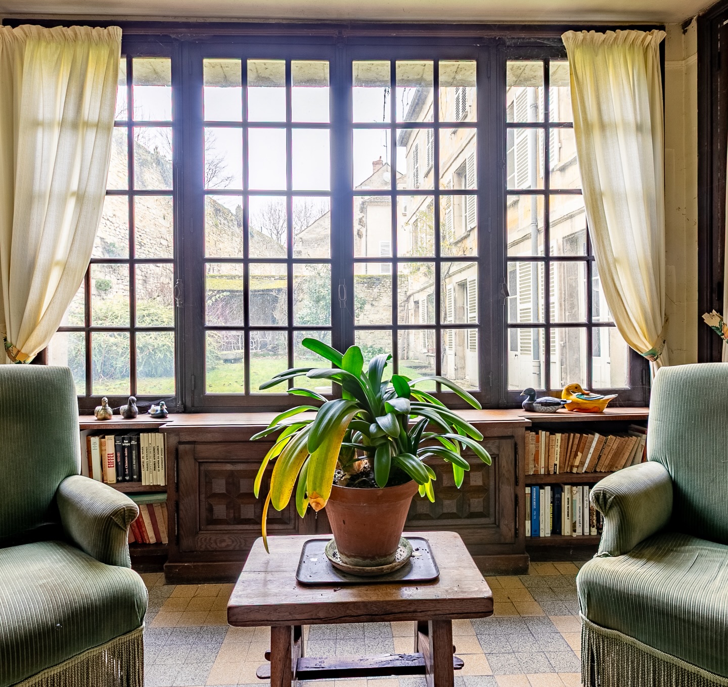 ✨ Et si votre prochaine histoire de famille commençait ici, au cœur de Senlis ?
Poutres, parquet, cheminée 🔥
6 chambres 🛏️
Grandes pièces de vie pour recevoir (et profiter)
Jardin clos et privé 🌿
Caves historiques 🏰
Des travaux ? Oui.
Un potentiel incroyable ? ÉNORME.
💭 Et si vous créiez ici la maison familiale dont tout le monde rêve ?
📩 DM pour visiter
#Senlis #MaisonDeCharme #Immobilier #BienRare #ProjetDeVie