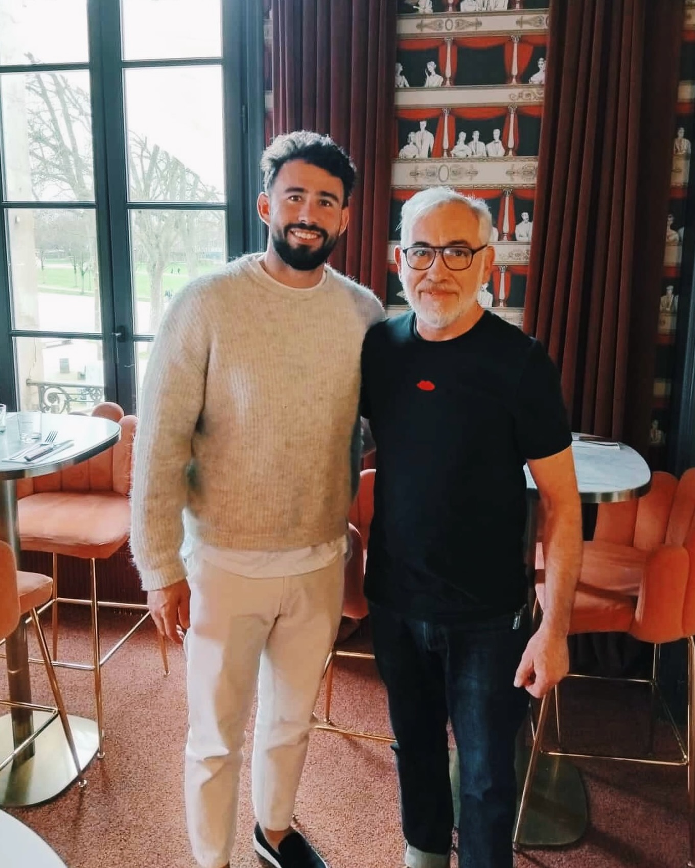 Antoine Hastoy (oui, oui 👀🏉) est venu manger chez Baci 💋
On ne vous dira pas encore ce qu’il a choisi…mais on peut déjà vous dire une chose : la cucina a été respectée jusqu’à la dernière fourchettata 🇮🇹
👉 D’après vous, il a mangé quoi ? 👀
Trattoria | Pizzeria | Cocktail | Event
📍 1 place des Martyrs de la Résistance, Niort (centre ville)
📞 05 49 10 73 79
🕰 Ouvert midi et soir 7j/7
Baci - restaurant italien Niort - bar lounge - aperitivo - cocktails niort - ou sortir à Niort - ambiance lounge Niort - brunch niort - trattoria - trattoria Niort - restaurant brunch niort - brunch poitiers
@lauska.studio ✨