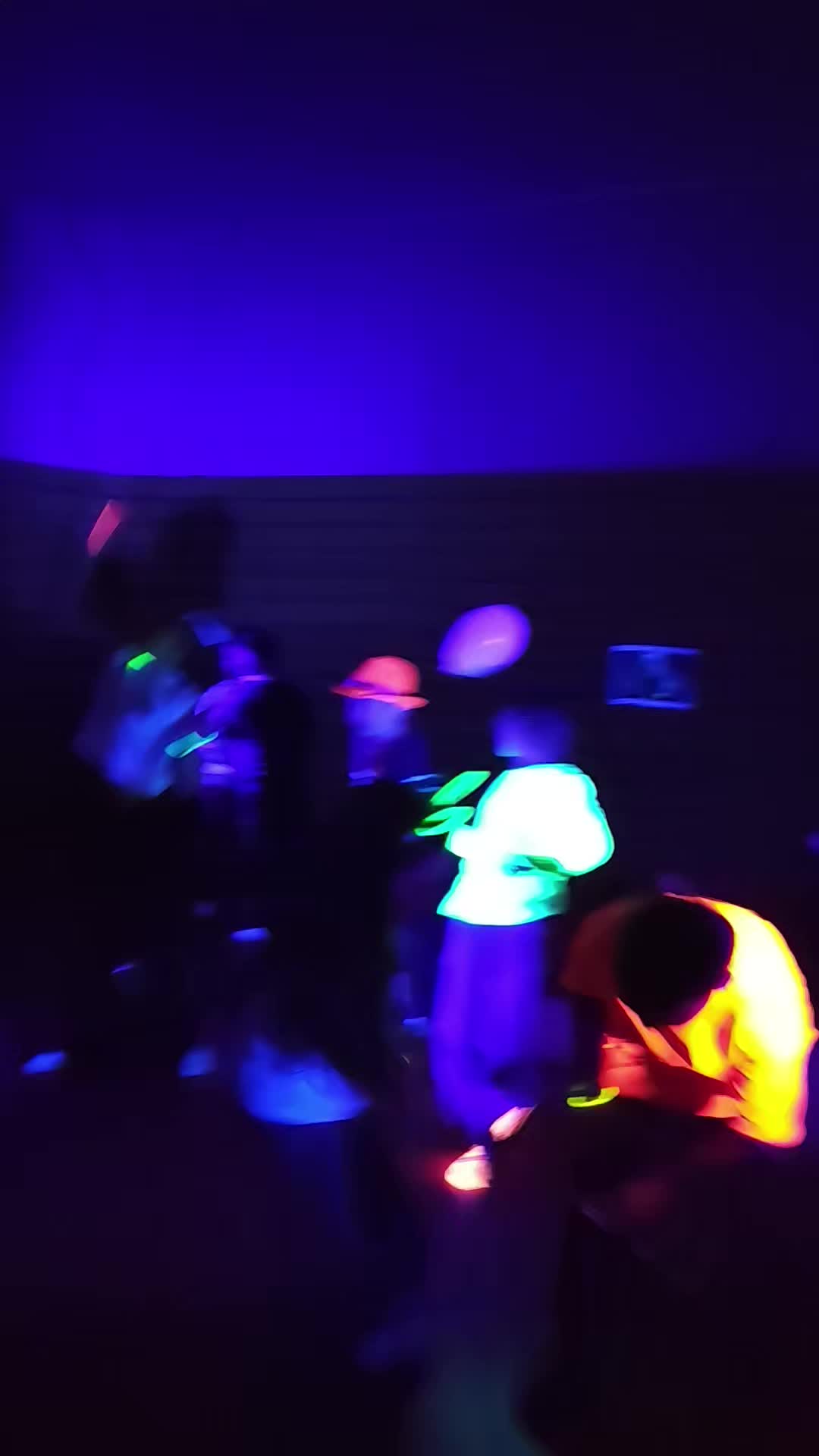 Ce soir c'était notre première boom fluo !!!! 50 enfants de 7 à 11 ans ont profité d' un apéro coktail, d' un hot dog et pour finir le 🔥 sur le dance floor