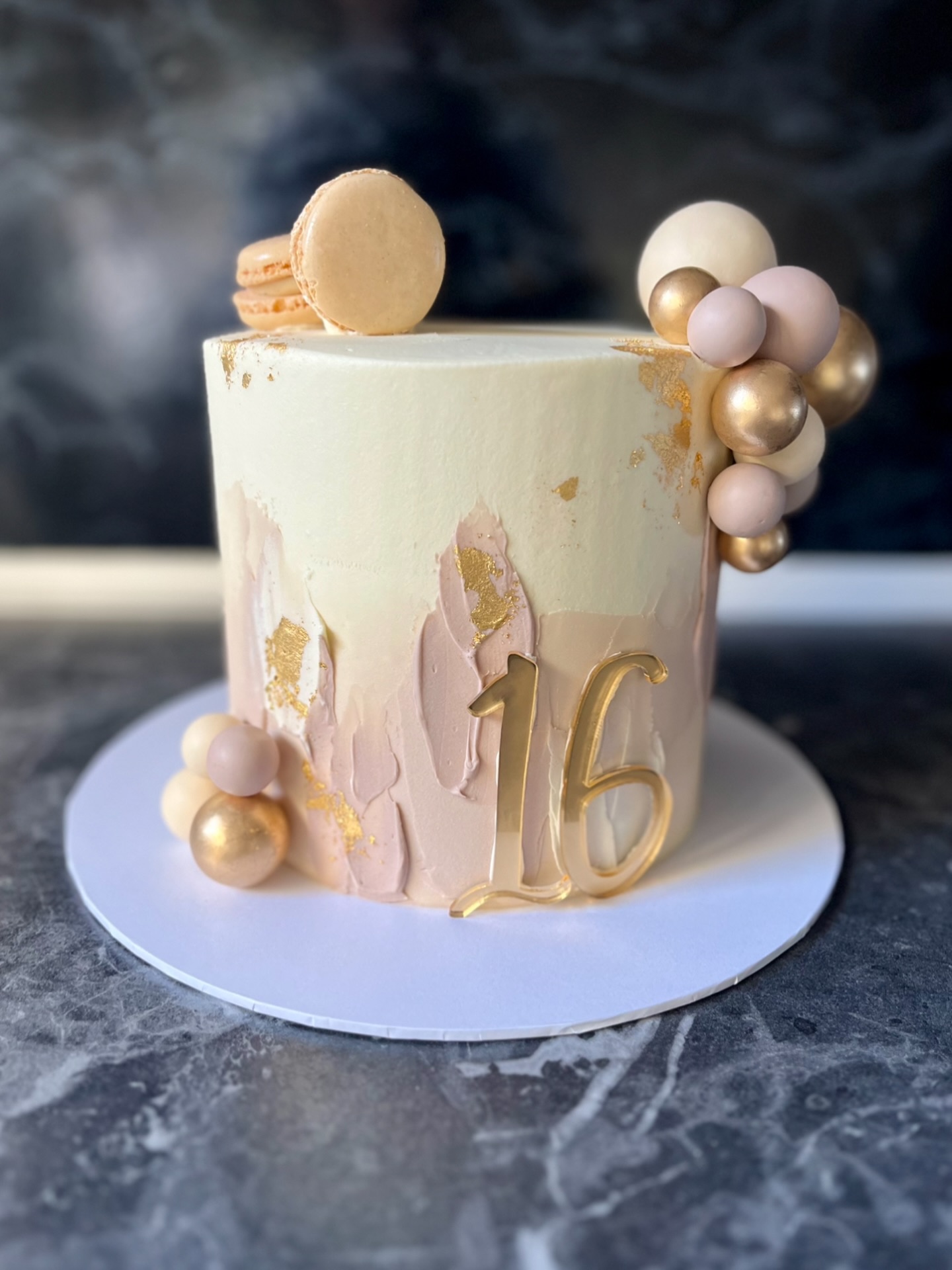 Sweet 16 and golden ✨
.
.
.
#bakeit #bakersofinstagram #buttercreamcake #cakedecorator #cakecakecake