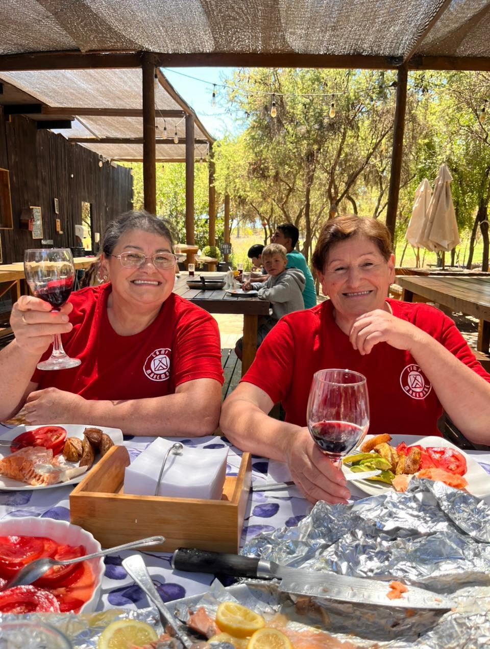 Detrás de cada día mágico en Camp Mákemáke hay un equipo que trabaja con cariño, dedicación y una sonrisa que nunca falla 💛
Nuestro increíble equipo de cocina y limpieza es, sin duda, lo mejor de lo mejor. Su comida es deliciosa, casera y hecha con amor; alimenta nuestros cuerpos y también el corazón del campamento. Gracias a ellas, cada espacio amanece limpio, acogedor y listo para un nuevo día de aventuras…
Pero hacen mucho más que cocinar. Ellas ven lo que a veces nadie más ve: cuando un niño necesita un abrazo extra, una palabra cariñosa, un plato servido con especial cuidado, o sí… una sopaipilla adicional “solo porque sí”. Se dan cuenta si alguien está callado en la mesa, si extraña su casa o si necesita sentirse un poquito más querido. Y siempre están ahí, con ternura infinita.
Estas fotos son del cierre de temporada: una celebración más que merecida para mujeres trabajadoras, amorosas, talentosas, comprometidas y fundamentales en la experiencia Mákemáke. Sin ellas, simplemente no sería lo mismo.
Queridas Señora Marta, Señora Toya, Daisy, Antonia y Ginette: las queremos y las apreciamos muchísimo. Gracias por tanto, por cada detalle, por cada gesto y por cuidar este lugar como su propio hogar.
¡Son las mejores, de verdad! Gracias por todo ✨
#FamiliaMakemake #EquipoMakemake #GraciasTotales #CampMakemake #FinDeTemporada