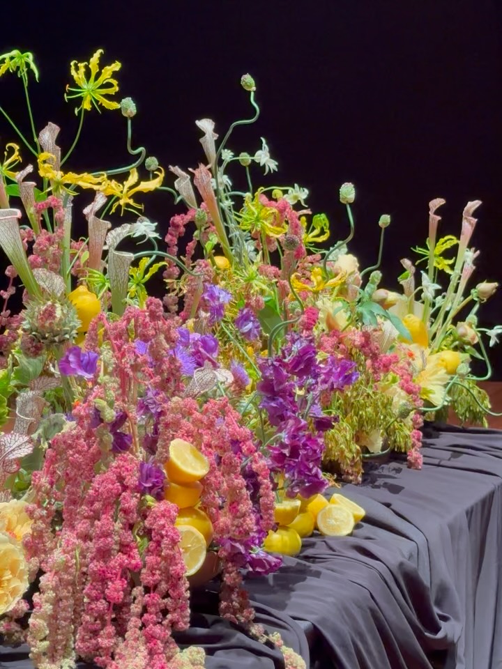 With Bouquets to Art approaching this year, I would be remiss not to share the footage from our two-day presentation last summer at the @deyoungmuseum 🌸
-
“Flow” was the theme of our first lecture, where @connernesbit, @misterleedesigns, and I designed individual floral arrangements to be merged seamlessly into a 16-ft long tablescape runner. The design was fully foam-free, highlighting vessels from @accentdecorinc with an abundance of blooms supplied by @torchionursery & @mayeshsanfrancisco
-
An unforgettable experience at the @deyoungmuseum that we were so lucky to share with our audience 🧡