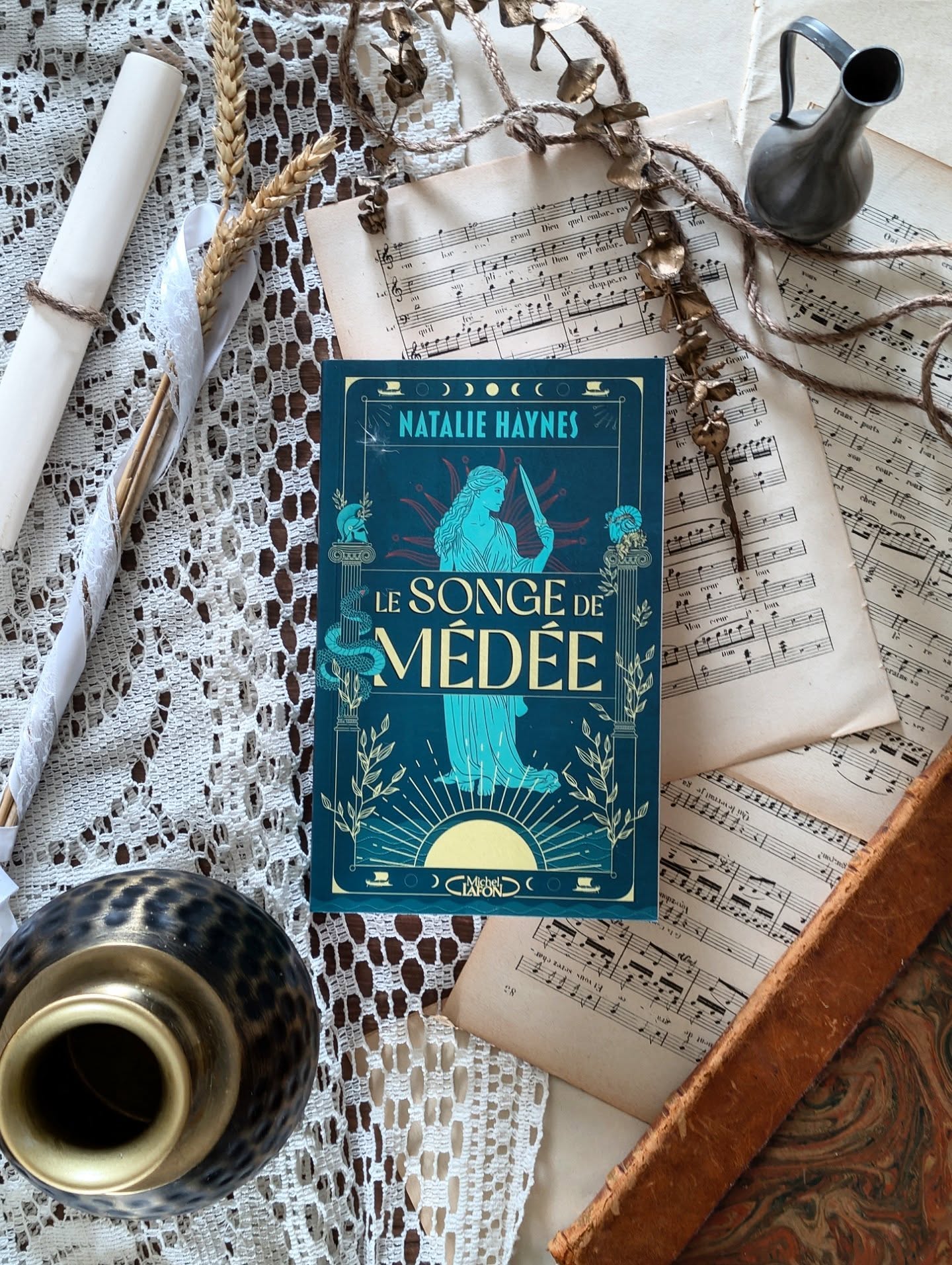 ✨ Le Songe de Médée - Natalie Haynes ✨
Dans ce roman on va bien évidemment parler de Médée. Pour rappel (pour ceux qui ne la connaissent pas), Médée est une célèbre magicienne et amoureuse transie de Jason qui va voler la toison d'or à l'aide de ses pouvoirs. Dans le mythe, elle est une affreuse personne qui commet énormément d'atrocités, et finit par entrer dans une colère monstre à la suite de la trahison de l'homme qu'elle aime.
Mais si nous n'avions entendu qu'une seule version de cette histoire ?
Ici, Médée est beaucoup plus humaine et complexe, loin de l'âme vengeresse que les légendes nous content. Mais il ne s'agit pas que d'elle car d'autres figures emblématiques de la mythologie vont prendre part à l'aventure. Entre autres, vous allez retrouver Aphrodite, Athéna et j'en passe.
L'autrice a cherché ici à redonner la parole aux femmes de l'histoire, celles dont on ne parle pas dans l'histoire de Jason. Mais elle explique aussi comment une femme si amoureuse peut bien basculer dans l'extrême... Car oui, vous allez découvrir des sacrifices, des choix et des actes qui vous feront changer l'image que vous avez d'elle.
Ça se lit plutôt bien pour le coup. Je ne dirai pas qu'il s'agit d'une réécriture mais plutôt d'un rééquilibrage de l'histoire, une façon de dire « Ne croyez pas uniquement les légendes racontées par les hommes ». C'est un beau rappel aussi que les méchantes des histoires sont souvent des femmes qui n'ont jamais eu le choix de s'exprimer.
Et pour finir, notons la magnifique couverture qui place cette histoire dans un véritable écrin, et quand l’intérieur est à la hauteur de l’extérieur, c’est encore mieux.
Si vous aimez la mythologie grecque et les récits qui redonnent de la nuance aux figures qu’on pensait connaître… foncez.
#LeSongeDeMédée #NatalieHaynes #MythologieGrecque #RomanFéministe #Bookstagram
* Service presse @editionsmichellafon *