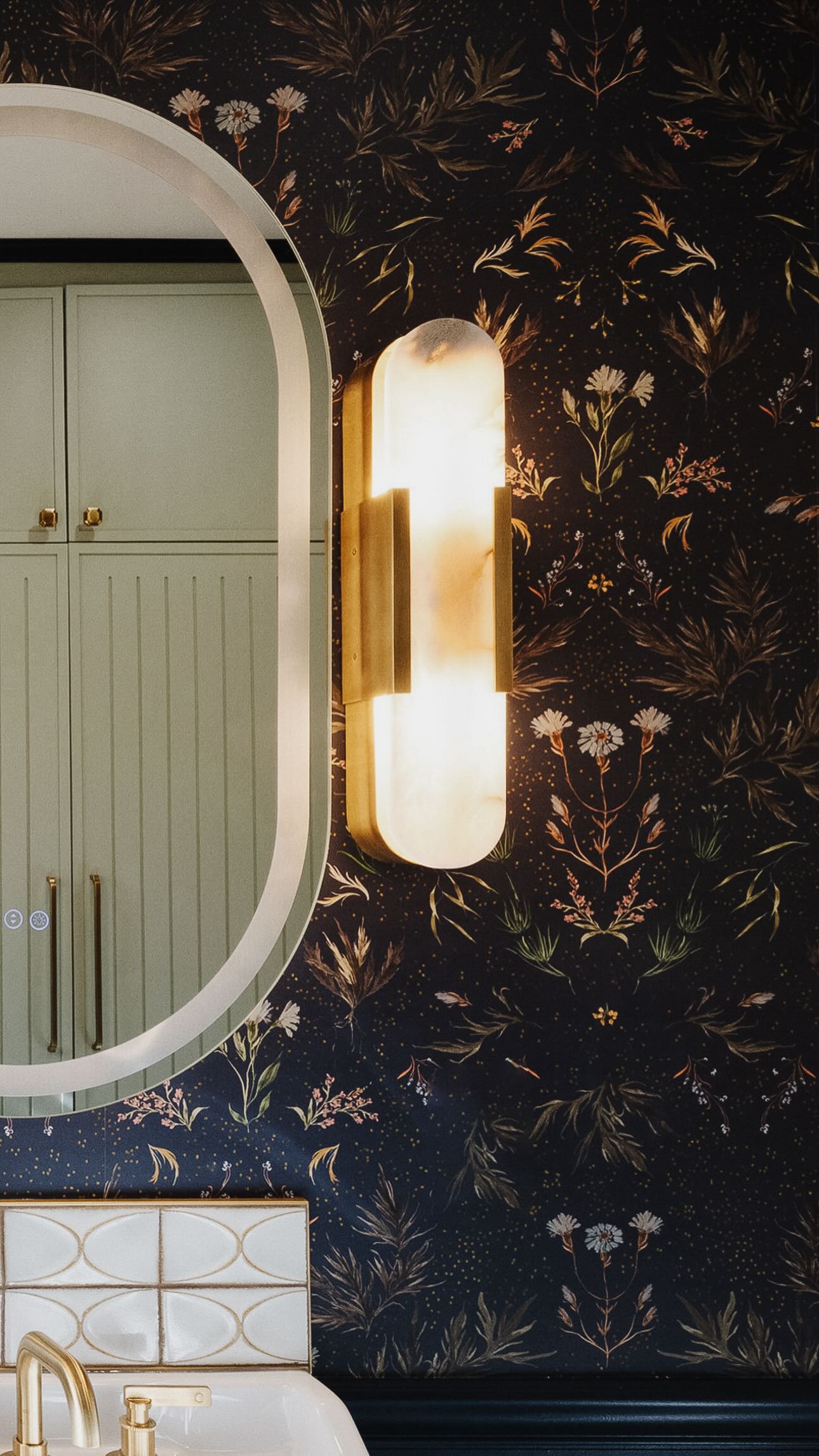 Luxury isnāt loud.
Itās in the millwork alignment.
Storage designed with intention.
The lighting you donāt see but feel.
The hardware detail.
Interior Architectural Design | Denver
#DenverInteriorDesigner
#DenverRemodel
#LuxuryBathroomDesign
#ColoradoHomes
#BathroomRemodel