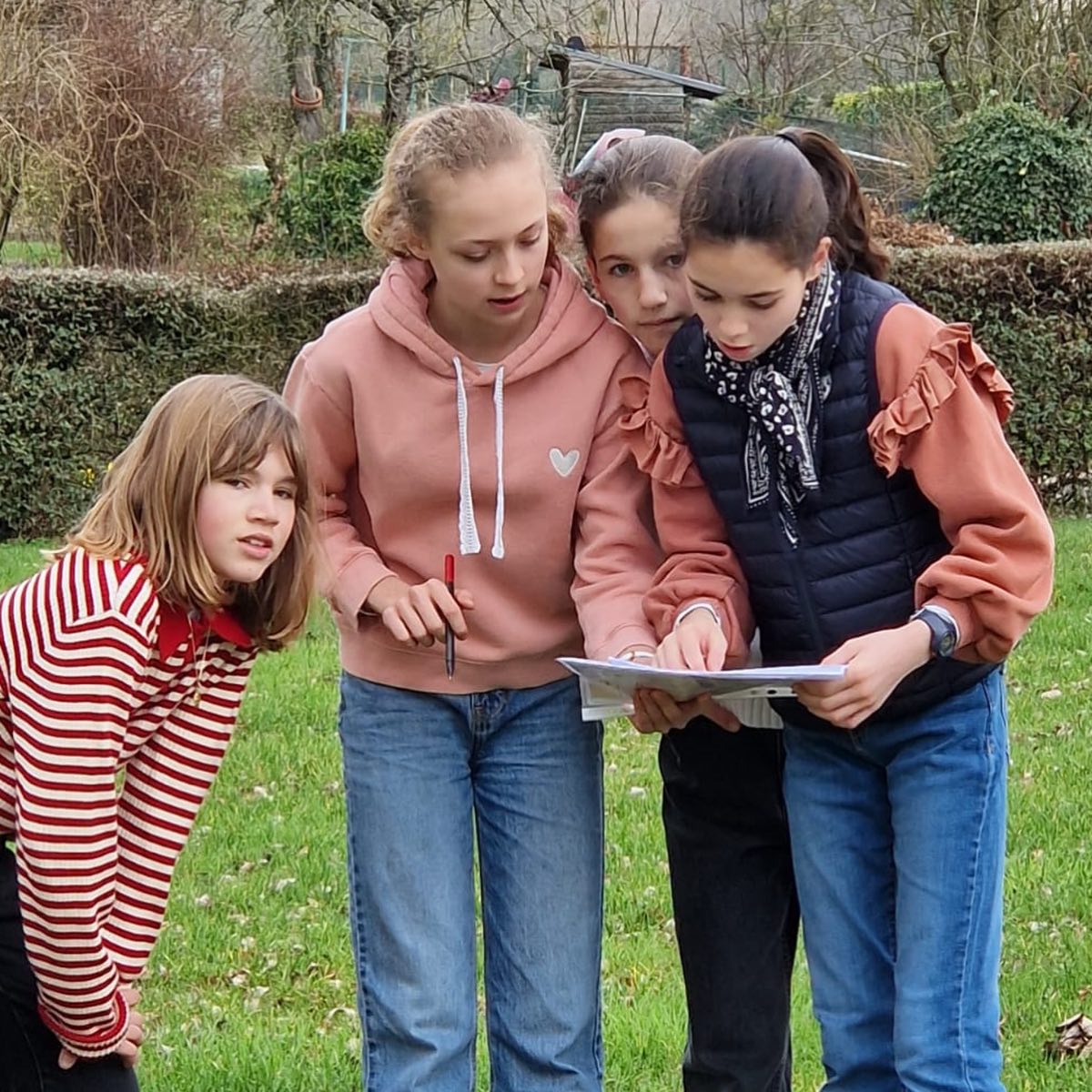 🧁MY KITCHEN BOOK 2026
Entre deux ateliers artistiques … grand jeu dans le village de Couvrelles !
💐 Les collégiennes ont appris à composer de beaux bouquets de fleurs décoratifs !