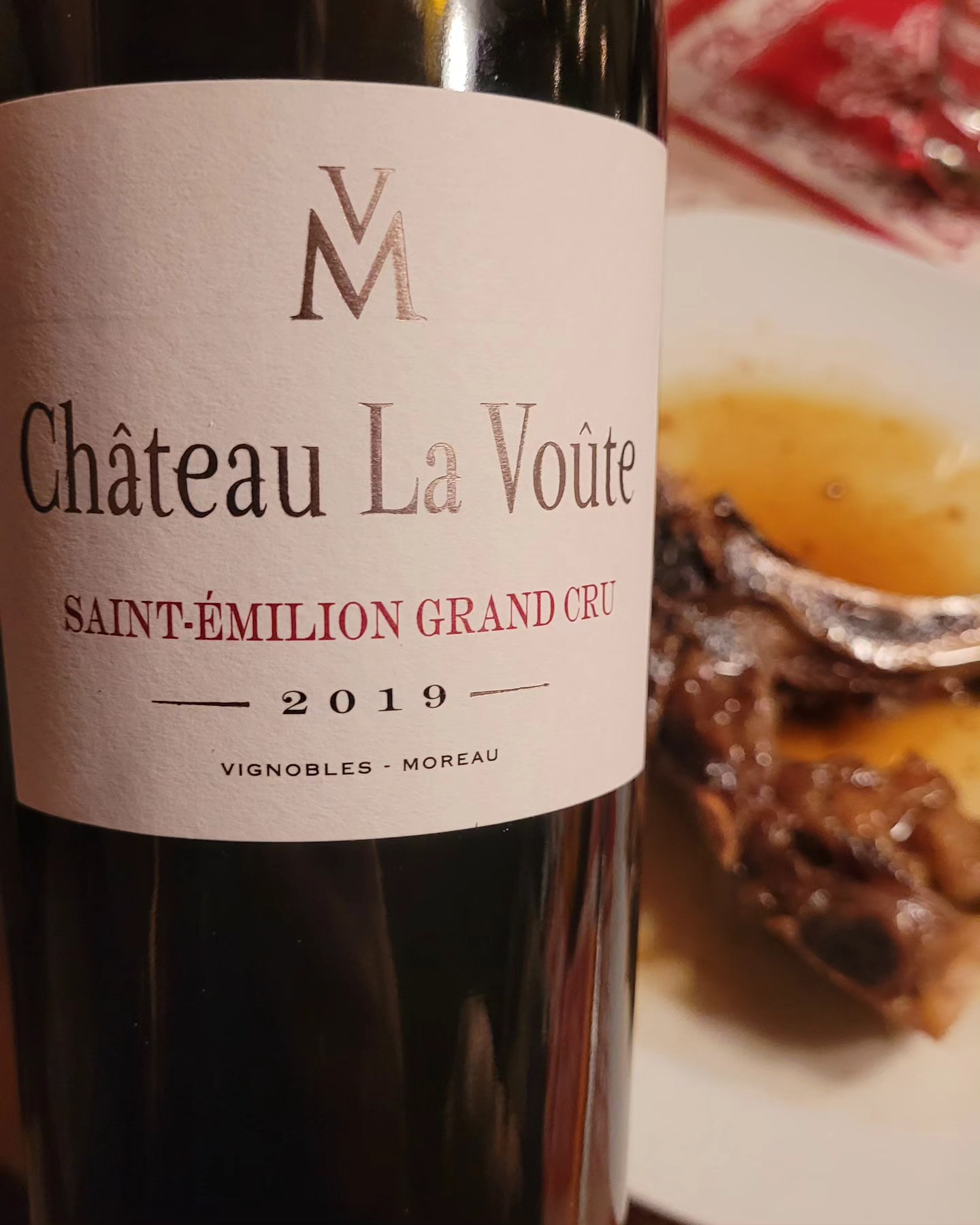 Yesterday, I expressed some dissatisfaction with the category of supposed hidden gems (only recognized as such by those who sell them) of unclassified Bordeaux wines ... which cost as much as their classified counterparts. But this @chateau_la_voute was indeed quite spectacular, as promised by @lobenbergs and @gerstl_weinselektionen . 20/20 or 98-100 still seems utopian to me. But it's such a beautifully dense, 100% Merlot. Not the most complex wine, not the longest aftertaste. But it is opulent, and silky, and delicious. 95 points.
It can certainly rival @bellevue.saintemilion ... buuuut... it also doesn't cost less. That's the piece about hidden gems that I think we shouldn't forget...
#merlotwine #merlot #SaintEmilion #redwine #redwines #bordeauxwine