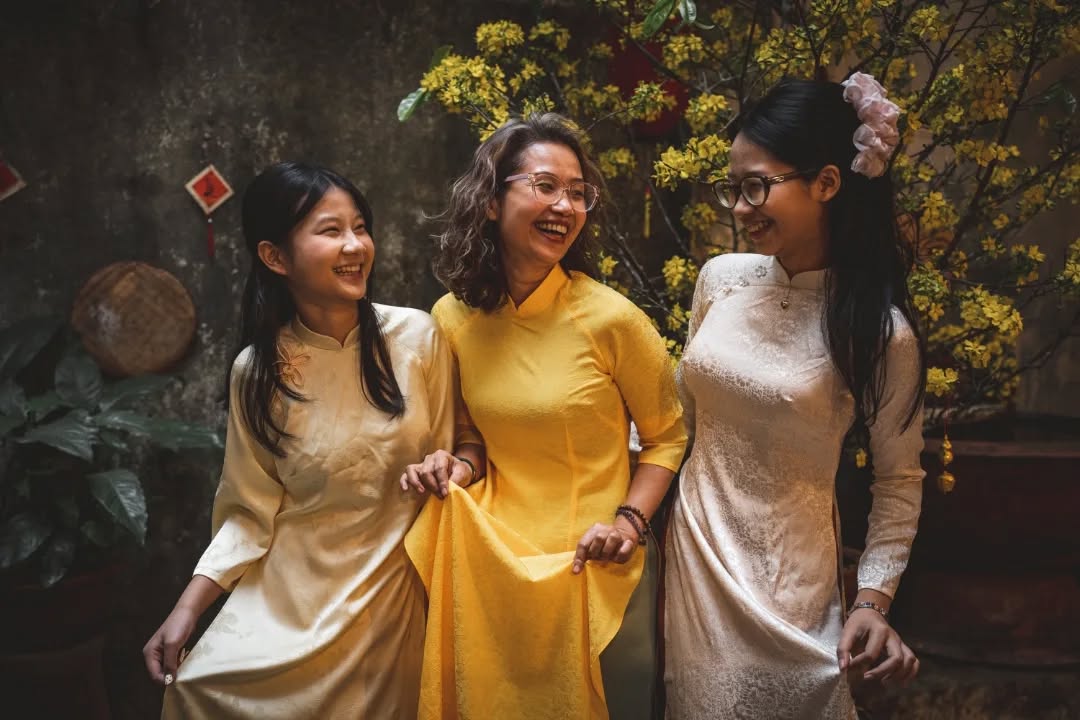 Chúc mừng năm mới — Happy Lunar New Year, Year of the Fire Horse 🔥
I feel incredibly lucky to be back in Hanoi for such a meaningful moment in Asian culture — celebrating the Lunar New Year from the inside, with my Vietnamese family at heart.
So much gratitude for these shared moments.
Here’s to a new year under the sign of energy and movement — a year of momentum, renewal, and bold new beginnings. Does that resonate with you?
_______
Chúc mừng năm mới - Bonne année du Cheval de Feu🔥
J'ai la chance d'être de retour à Hanoï pour ce moment si spécial de la culture asiatique. Le nouvel an lunaire à vivre de l'intérieur avec ma famille de cœur vietnamienne.
Infinie gratitude pour ces moments partagés.
Bienvenue dans une nouvelle année sous le symbole d'énergie et de mouvement qui promet un nouvel élan, du renouveau. Ça vous parle ?