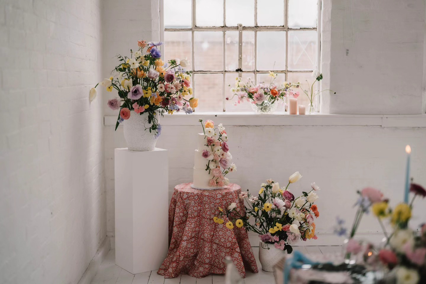 Don't just stick your cake on a table, make it a THING ✨️
Photography
@littleposyphotography
Video @joeucreative
Venue @thepigeonloftstudio
Florals @flower_fairy81
Styling @twoeightoneltd
Stationery @ellistateweddings
Cake @nicoleoliviacakes
Dress @josephinescottlondon
Bridal Robes @wildheartboudoirandboutique
Jewellery @london_victorian_ring_co
MUA @bethanyjoybridal
Models @lilacvigor @isabella_posenato
#twoeightone #pastelwedding #maximalistdecor #maximalisttablescape #patternedtablecloth #weddingdecor #weddingstyling #cakedisplay #caketable #weddingcake #colourfulwedding