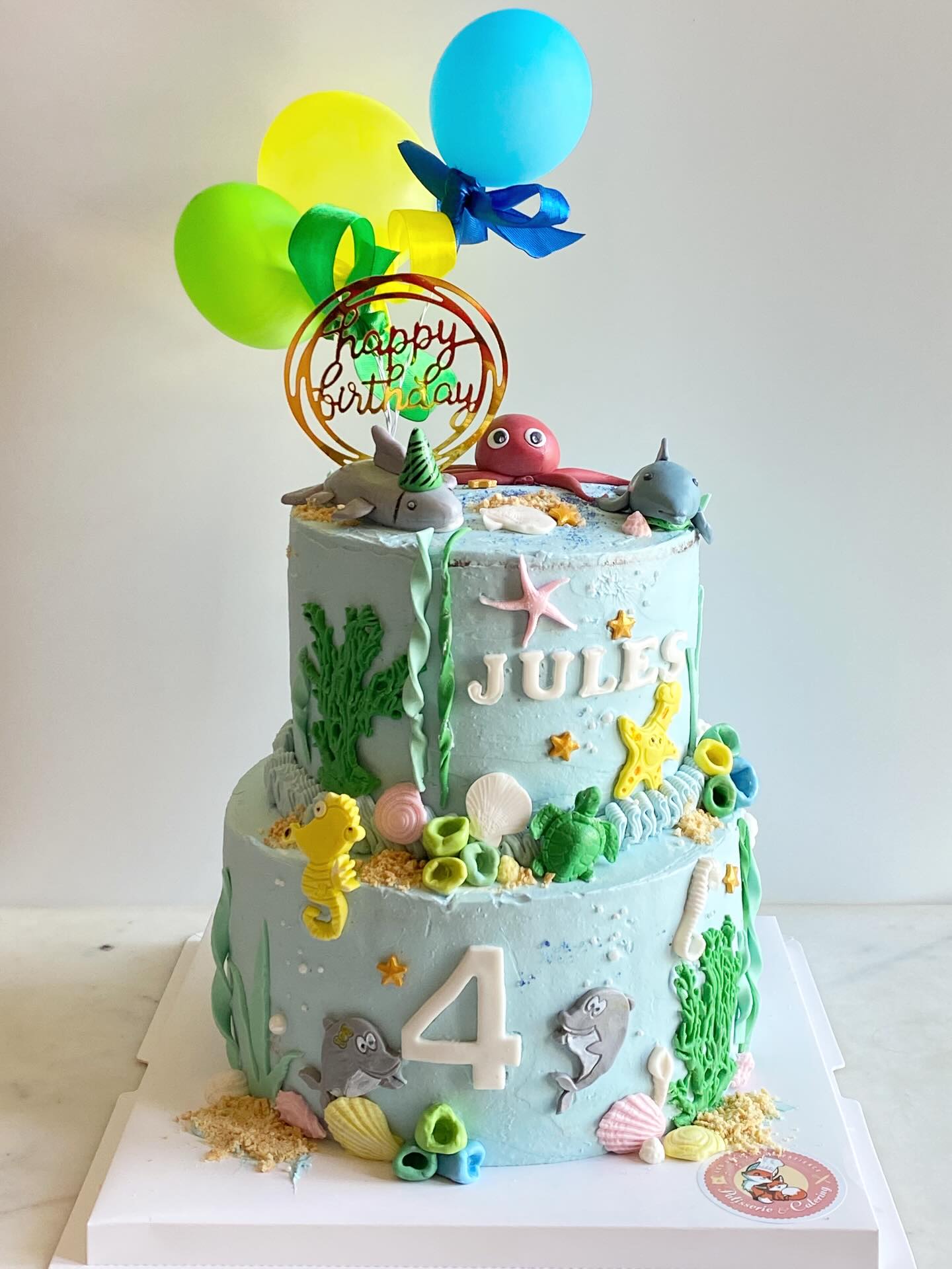 A little ocean adventure to celebrate Jules turning 4 🌊🐠
This two-tier custom birthday cake was designed around a soft marine theme — cute sea creatures, light ocean colours and playful details made entirely by hand.
🎂 Bottom tier: vanilla layer cake with homemade red berry filling
🍫 Top tier: full chocolate layer cake
Every cake is crafted from scratch, designed uniquely for each celebration — because birthdays deserve something truly personal ✨
Topper & birthday candle always offered 🎈
📍 Handmade French pâtisserie in Hong Kong
DM for custom orders & celebrations
#customcakehk #hkbirthdaycake #frenchpatisseriehk #madeinhongkong