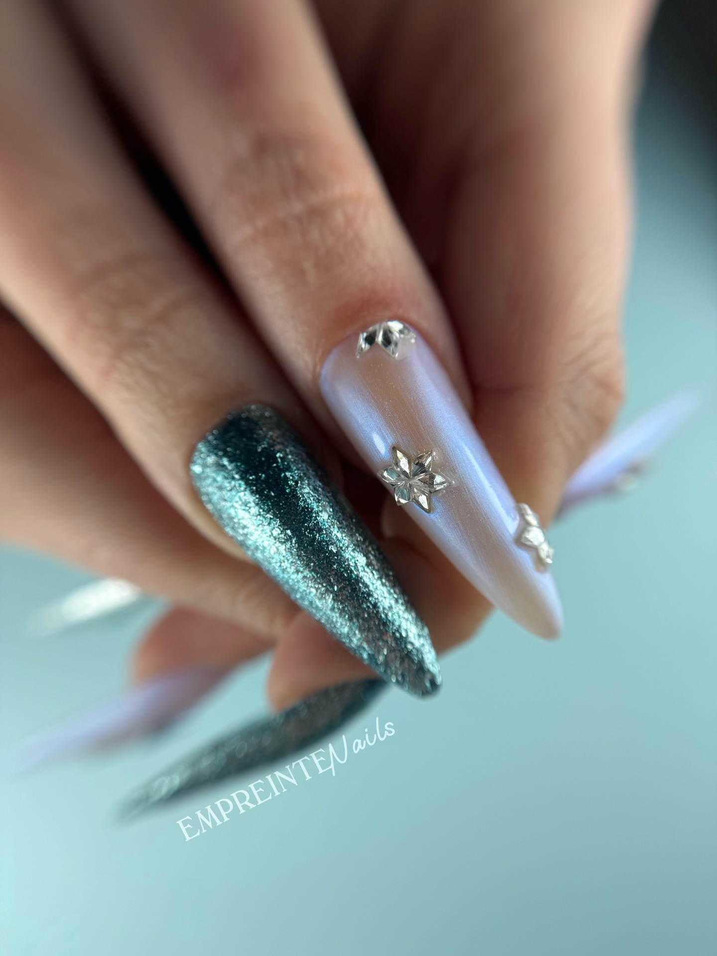 💎 Ice Queen Vibes 💎
Une pose longue en amande ultra élégante, inspirée par la magie des reflets glacés ✨
Entre le baby blue irisé, le gris fumé et les effets pailletés métalliques, chaque ongle apporte sa touche de lumière. Les incrustations cristal et les strass aux formes géométriques viennent sublimer la pose avec un effet bijou chic et sophistiqué 💍❄️
On adore le contraste entre :
▫️ l’ongle full glitter intense
▫️ l’effet transparent texturé façon glace
▫️ les détails en cristal taillés étoile
▫️ et la douceur nacrée du bleu givré
Une pose audacieuse, lumineuse et raffinée… parfaite pour celles qui aiment briller avec élégance ✨
Vous validez ce style glacé ? 🤍
Avec les produits utilisés de @shoplilicreuk :
- Vsp « frozen » (bleu nacré), « glace » (bleu pailletée) , « starlight » (gris pailletée) , « nox » (noir translucide) , « vaporetto » (bleu translucide)
- « Crystal blob (l’effet glace froissé)
Avec les strass de @marieevemongeaunails
- « Aigue-marine » (strass rond bleu)
- « Micro losange » (strass losange cristal blanc)