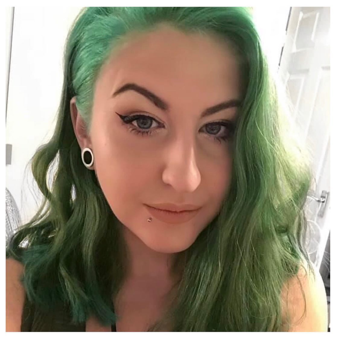 Say goodbye to this hot green mess.
Momma’s takin it back to 2008 🖤