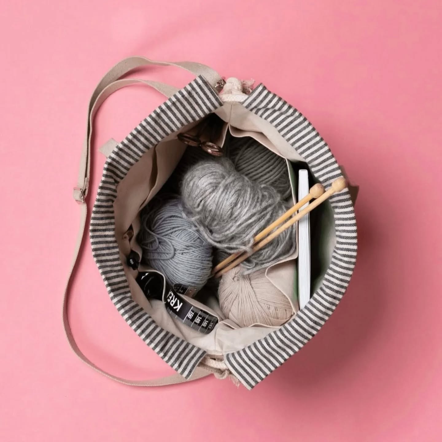 UTIL von @kreando.ch ist online!
Eine Projekttasche für Handarbeiten, aber ganz ehrlich, die geht auch so als Tasche.
Ich hab ja immer was zum Stricken angefangen, aber meist wird es erst über Jahre fertig 😁 manchmal packt es mich und ich kann ans Aufhören nicht mehr denken. Oft liegts dann aber wieder für ein paar Monate in einer Ecke.
Nicht mehr! Jetzt haben meine Stricksachen eine schöne Tasche und einen fixen Platz griffbereit, falls es mich packt 🙏🏼😉
Danke @kreando.ch , duefte ich beim "First Cut" mit dabei sein. Es war mir eine Freude!
#kreando #kreandoutil #ateliermayara