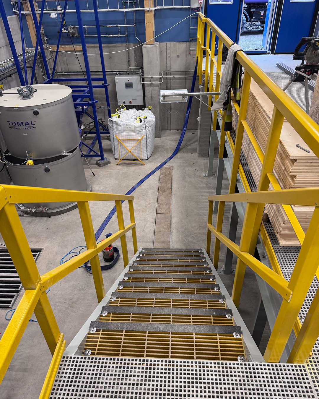 Visste du att glasfiber kan ge betydligt lägre klimatpåverkan än stål och aluminium? StrongLites produkter väger mindre, korroderar inte lika lätt och kräver mindre underhåll — vilket minskar livscykelutsläpp över tid. För beslutsfattare inom bygg, industri och offentlig sektor: kommentera vilket projekt du vill optimera så visar vi relevanta data och certifieringar. Link in bio 🔍🌱⚙️ #hållbarhet #glasfiber #byggsektor #Sverige #industri #GRP #FRP #GAP