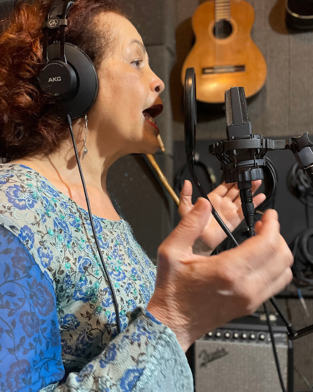 No Flamengo, cantar pode ser tanto paixão quanto profissão. 🎶✨ Na Musimundi, alunos dividem suas jornadas: quem veio aprender por prazer hoje se apresenta em eventos; quem busca carreira alcança marcos concretos, como nossa querida Ana Rita @ana_rita_canta Ela vem aí com seu novo single: Poder ser! Lançamento no dia 06/03.
Na produção, guitarra e violão temos o Klauber Fabre.
Os arranjos, violão e teclados: Maurício Maestro e na Bateria: Di Stéfanno
Quer cantar por amor ou transformar a música em profissão? Vem com a gente!
Link in bio. 🎸🎓🎵 #Musimundi #Flamengo #MúsicaNoRio #VemTocar