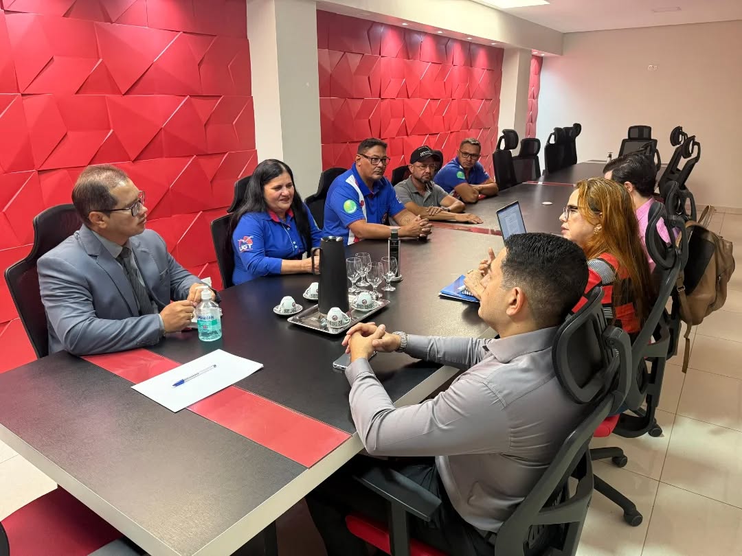 A união faz a força! 💪🥩
No SINDMASSA-MS, o trabalho não para e a prioridade é o seu bolso e a sua valorização.
Realizamos hoje (25/02), uma importante reunião de negociação salarial para a Convenção Coletiva 2025.
Nossos representantes estiveram frente a frente com o setor patronal (SICADEMS) e representantes das empresas MS BOI e BRAZ FRIG para discutir o futuro da categoria.
📊 A pauta: O setor patronal apresentou uma proposta de 5,5% de reajuste linear para a data-base de agosto de 2025.
Estamos analisando cada ponto com responsabilidade para garantir que o trabalhador da massa e do setor de carnes tenha o reconhecimento que merece.
A negociação continua e manteremos todos informados!
Participaram da reunião
➡️ Representantes do SINDMASSA-MS: Fábio Alex Salomão Bezerra, Lúcia Godoi das Virgens, Kleberson Alves Correia, Admilson Vilhalba e Carlos Cunha.
➡️ Representante SICADEMS, (sindicato das indústrias de frios, carnes e derivados de estado do MS - sindicato patronal) : Dra Jussara silveira Pael Andrekowisk.
➡️ Representante MS BOI COMÉRCIO E ABATES DE BOVINOS LTDA EPP: Dr José Francisco de Souza Bezerra de Carvalho
➡️ Representante BRAZ FRIG INDUSTRIA E COMERCIO DE ALIMENTOS : Dr José Paulo do Nascimento Costa
#SINDMASSAMS #NegociaçãoSalarial #TrabalhadorFortalecido #ConvençãoColetiva2025 #SindicatoAtivo MatoGrossoDoSul DireitosTrabalhistas