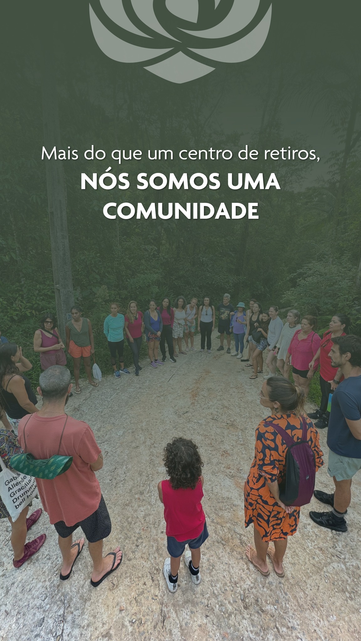 Cada pessoa que passa por aqui deixa um pouco de si e leva um pouco de nós. 🌿✨
Olhar para essas imagens é ver o verdadeiro propósito da Flor de Maria ganhando vida. Nosso espaço não é feito apenas de paredes, cachoeiras e natureza; ele é feito de encontros.
Cada abraço apertado, cada lágrima de liberação, cada sorriso de quem finalmente conseguiu desacelerar... Tudo isso constrói a egrégora de cura e amor que sustenta o nosso Santuário.
Aos facilitadores que confiaram seus grupos à nossa terra, e a cada buscador que se permitiu viver o silêncio e a presença conosco: nossa mais profunda gratidão. 🙏
O espaço já está preparado para as próximas histórias. A sua será a próxima?
