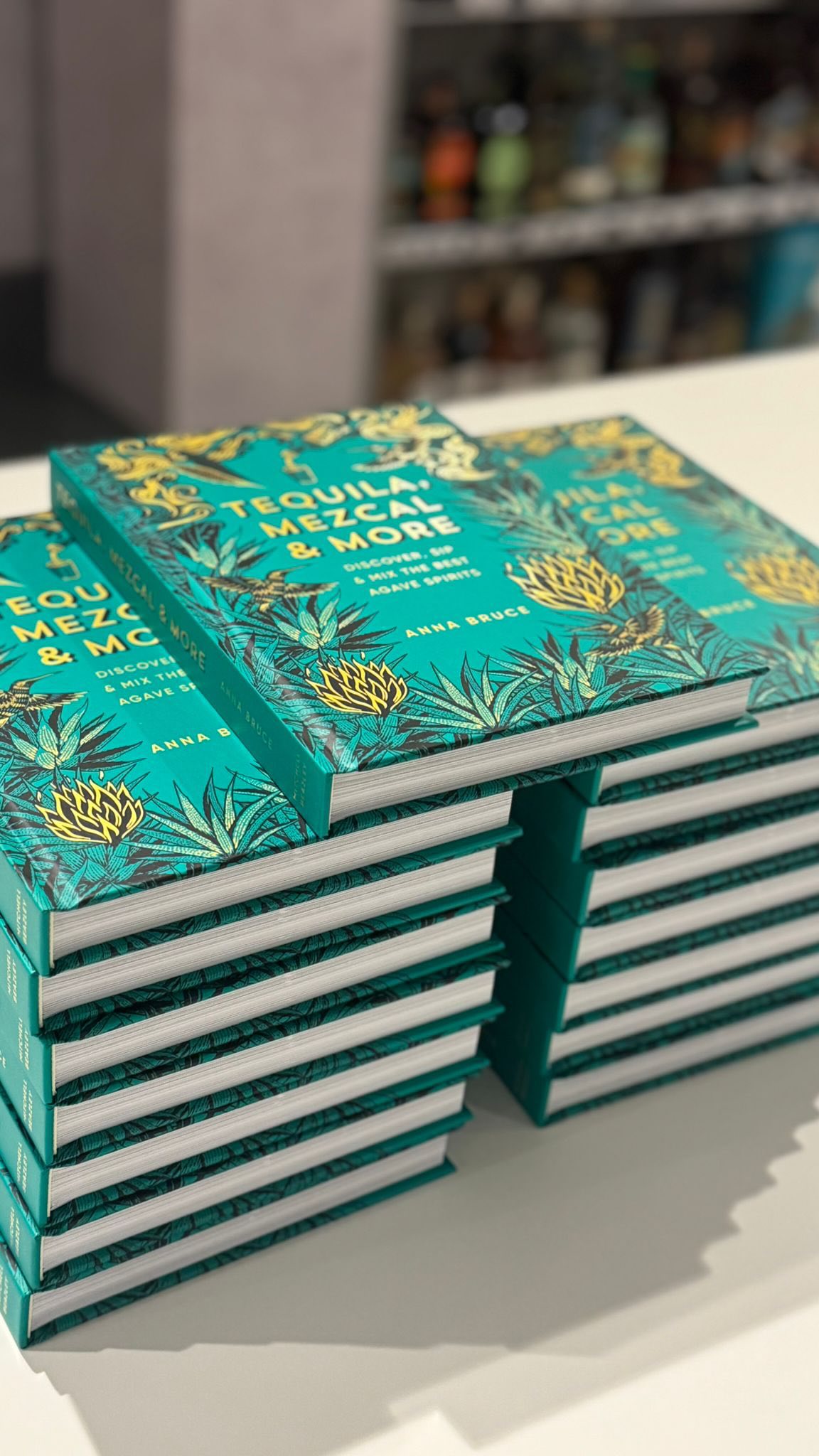 ¡Por fin estamos abriendo ejemplares de Tequila, Mezcal y Más aquí en Oaxaca! Nos preparamos para la cata del libro próximamente. ¡No se lo pierdan!
Finally unboxing copies of Tequila, Mezcal and More here in Oaxaca! Getting ready for book, tasting event coming soon - watch this space!
#tequilamezcalandmore #oaxaca #unboxing #opening #mezcal