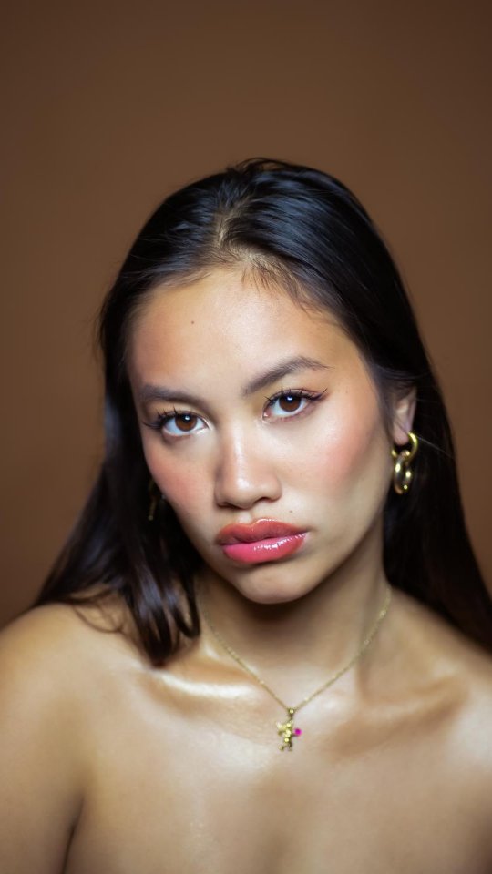 Quand ta passion, c'est de sublimer les autres 🖌
Teint effet sans matière, glowy et lumineux.
👸@lanhatrn
📸 @moana.raw
#softglam #glowyskin #cleangirl #naturalmakeup #fyp