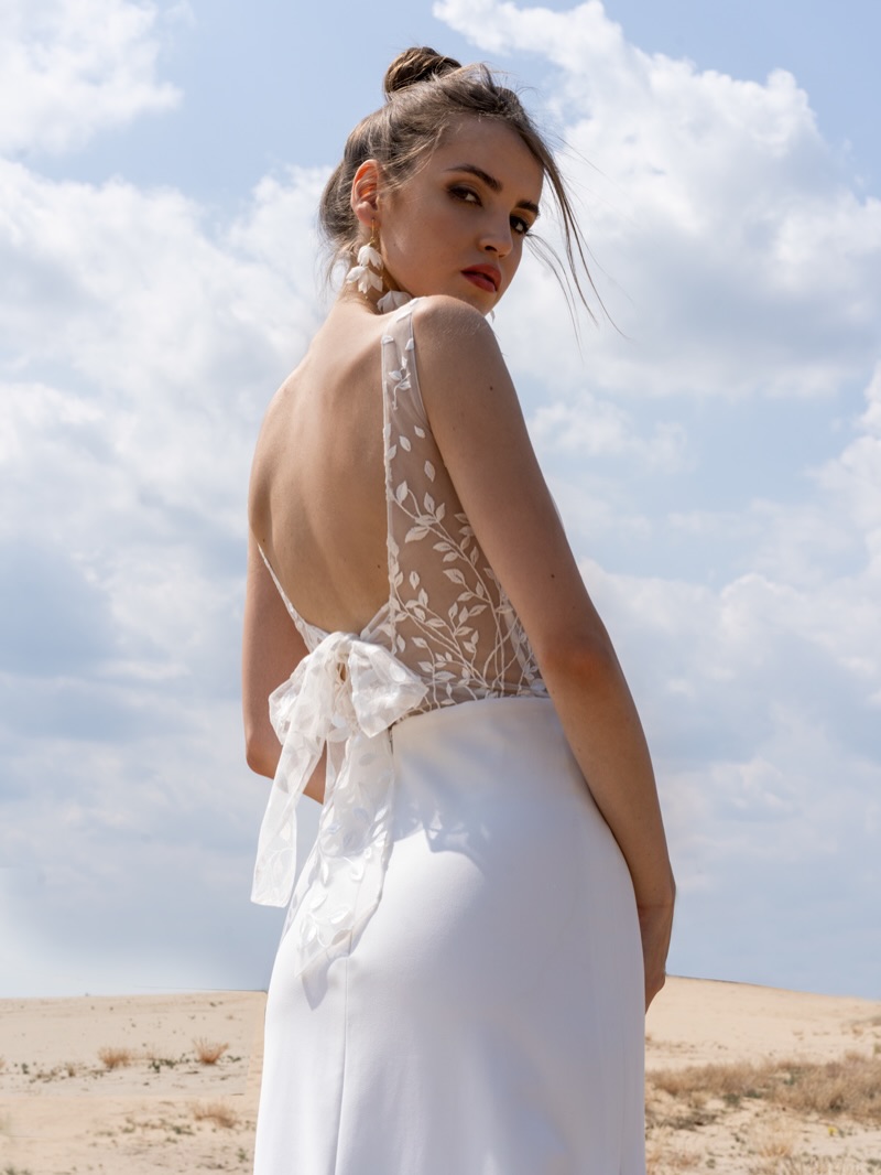 Pure Eleganz trifft auf zarte Details 🎀
Dieses schlichte Brautkleid begeistert mit einem cleanen, figurbetonten Schnitt und einem tiefen V-Ausschnitt, der die Silhouette wunderschön in Szene setzt. Der fließende Stoff schmeichelt der Figur und sorgt für eine moderne, zeitlose Ausstrahlung.
Das Highlight? Der traumhafte Rücken mit transparenter Spitze und floralen Stickereien 🌿
Die zarte Schleife setzt einen romantischen Akzent und macht das Kleid zu etwas ganz Besonderem.
Jetzt Termin zur Anprobe sichern und dein Traumkleid finden 🤍
www.brautmoment.at
#brautkleid #cleanchic #brautmode #modernbride #bridalstyle