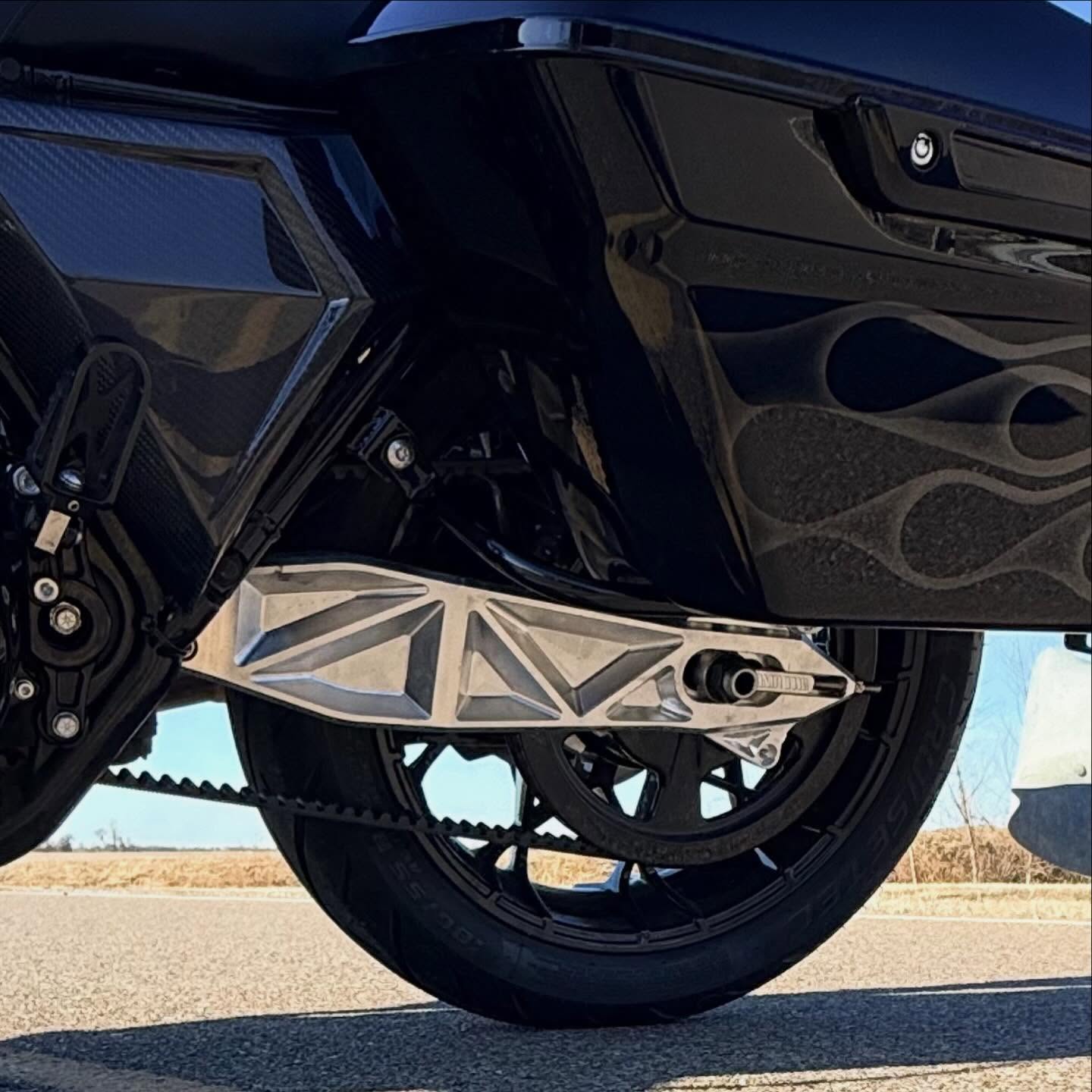 😍 DMR billet touring swingarm is a thing of beauty! 🏁🔥🏁DeathMetalRacing.com